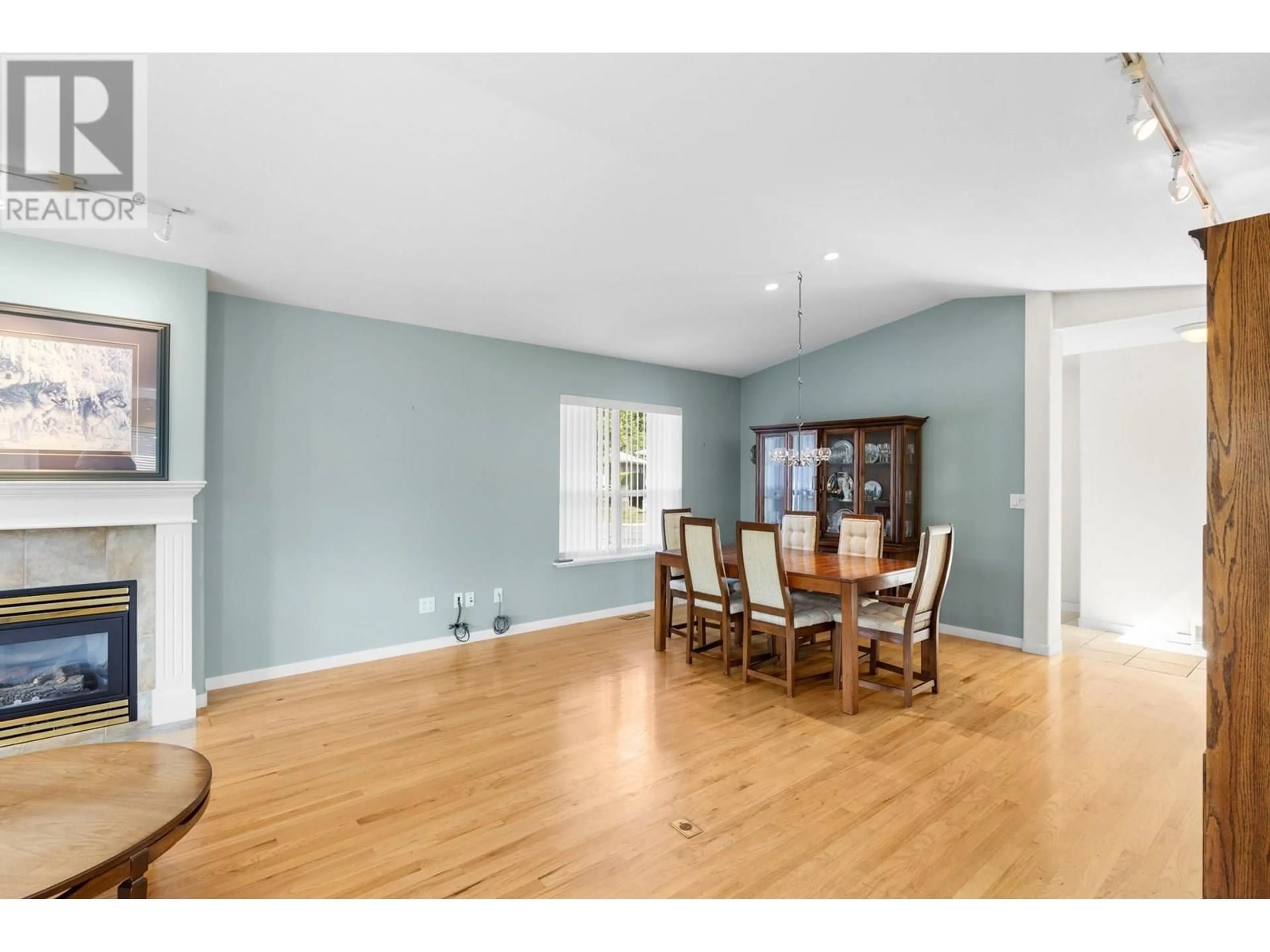 Dining room, wood/laminate floor for 111 - 3788 BIRD PLACE, Kelowna British Columbia V1X4T3