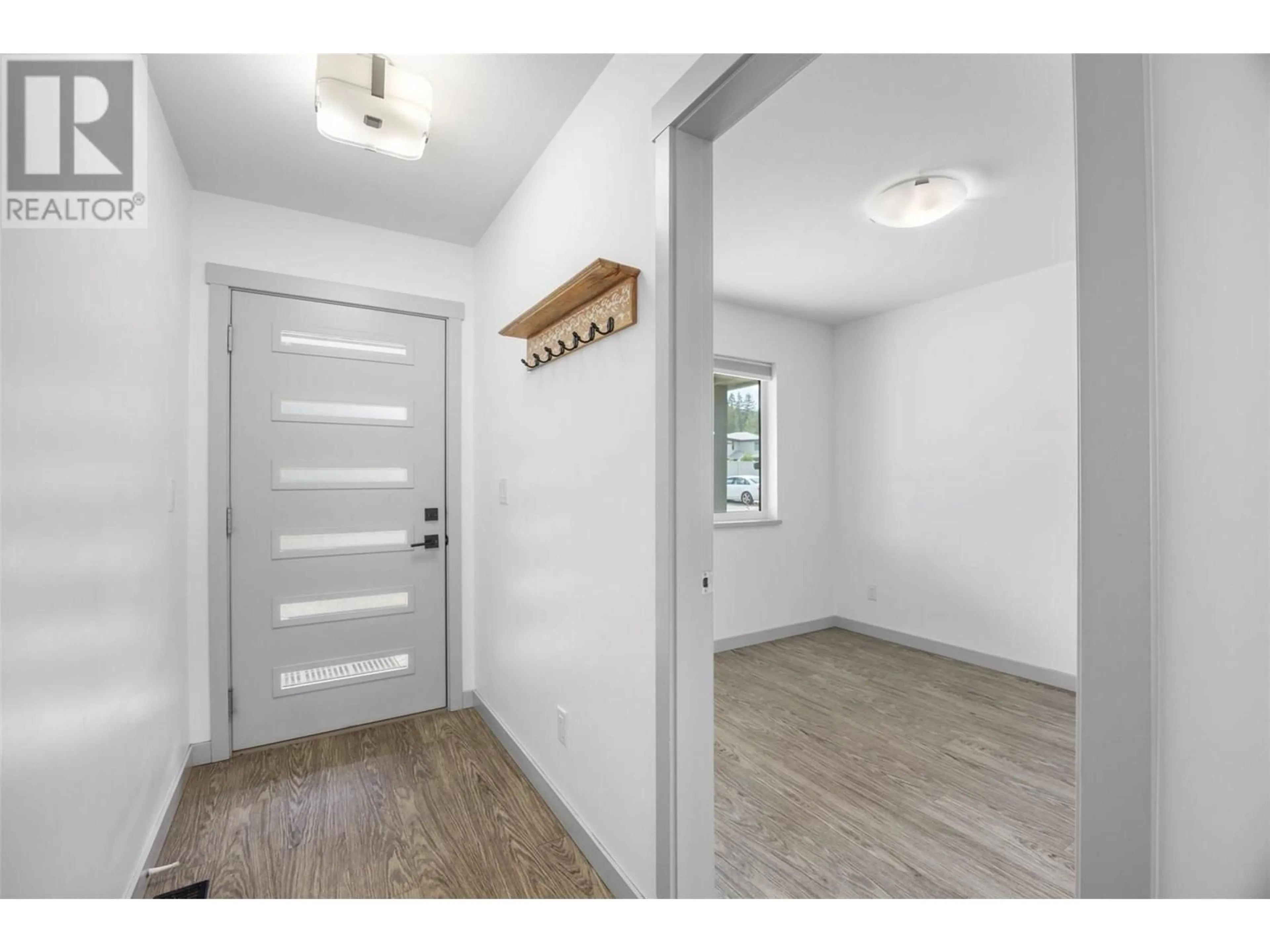 Indoor entryway for 105 - 1323 KINROSS PLACE, Kamloops British Columbia V1S0E4