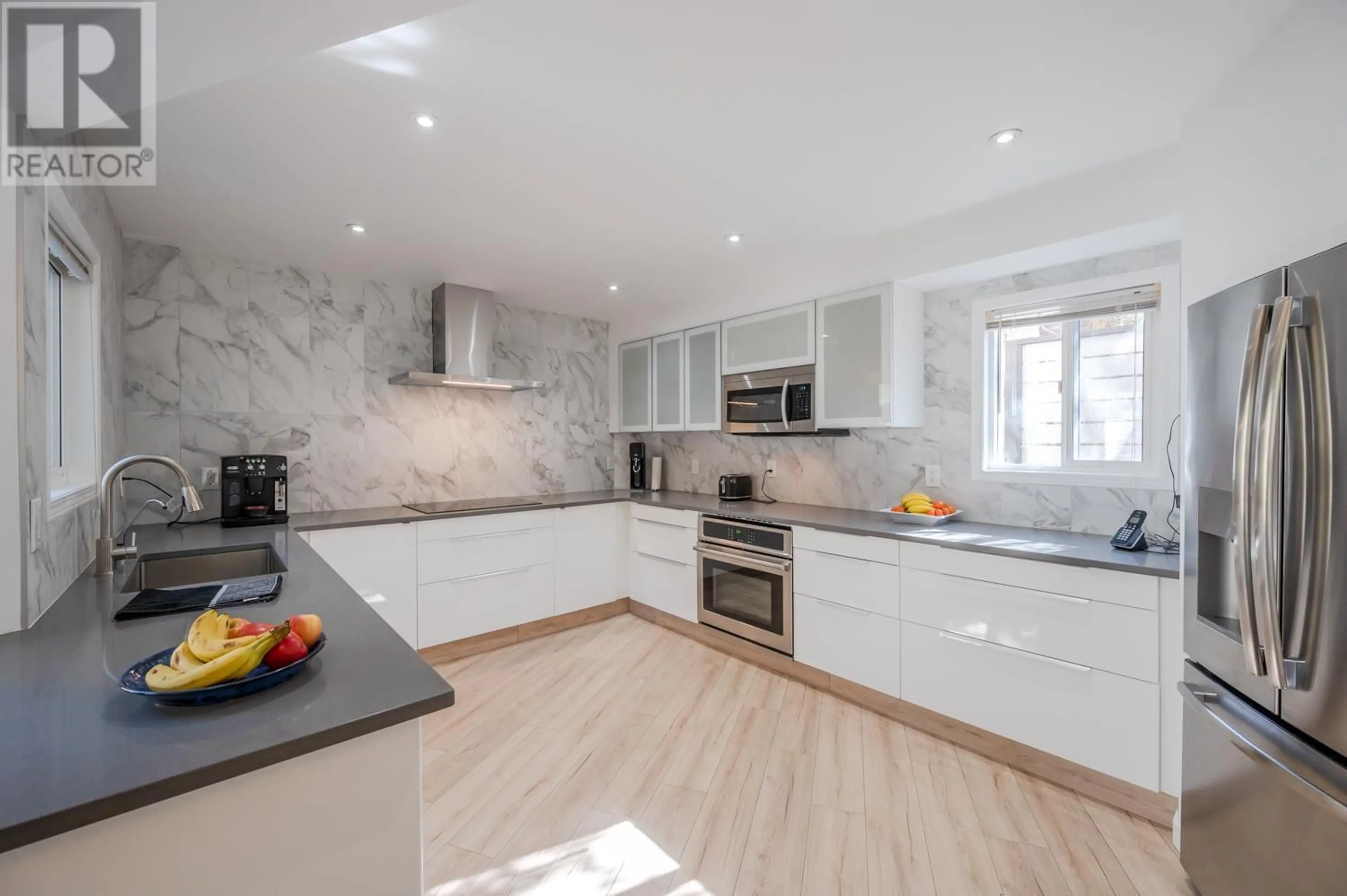 Contemporary kitchen, unknown for 115 PAR BOULEVARD, Kaleden British Columbia V0H1K0