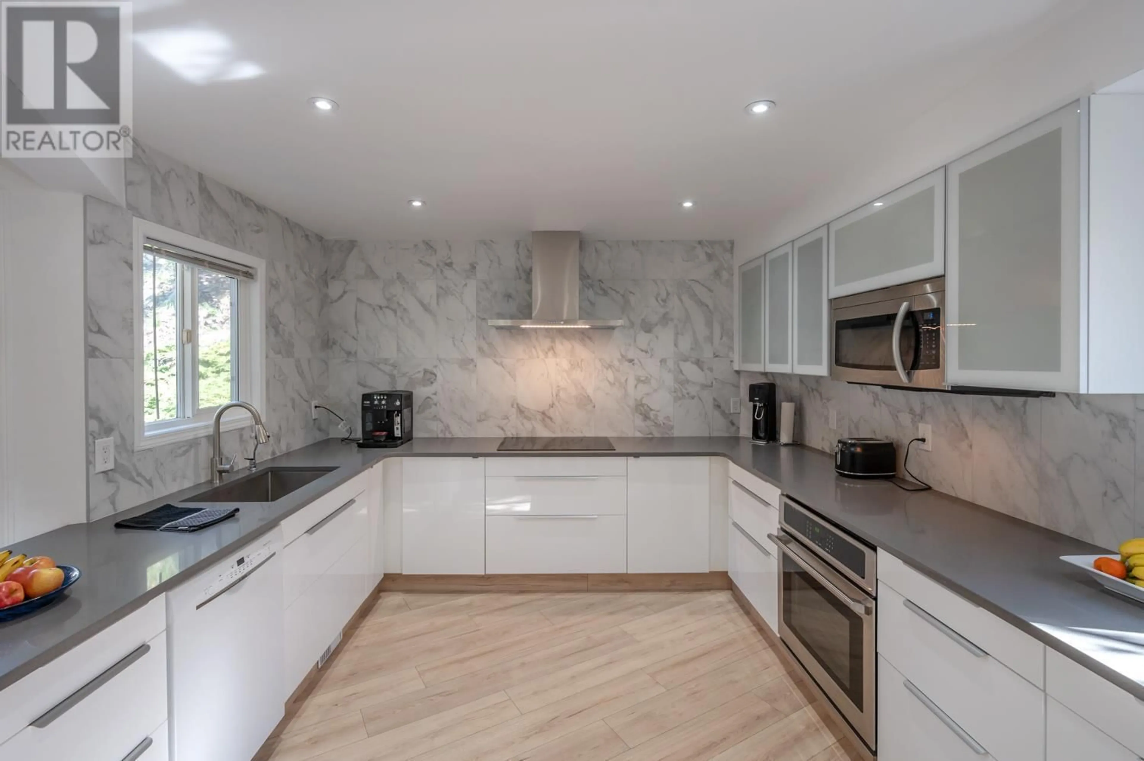 Contemporary kitchen, unknown for 115 PAR BOULEVARD, Kaleden British Columbia V0H1K0