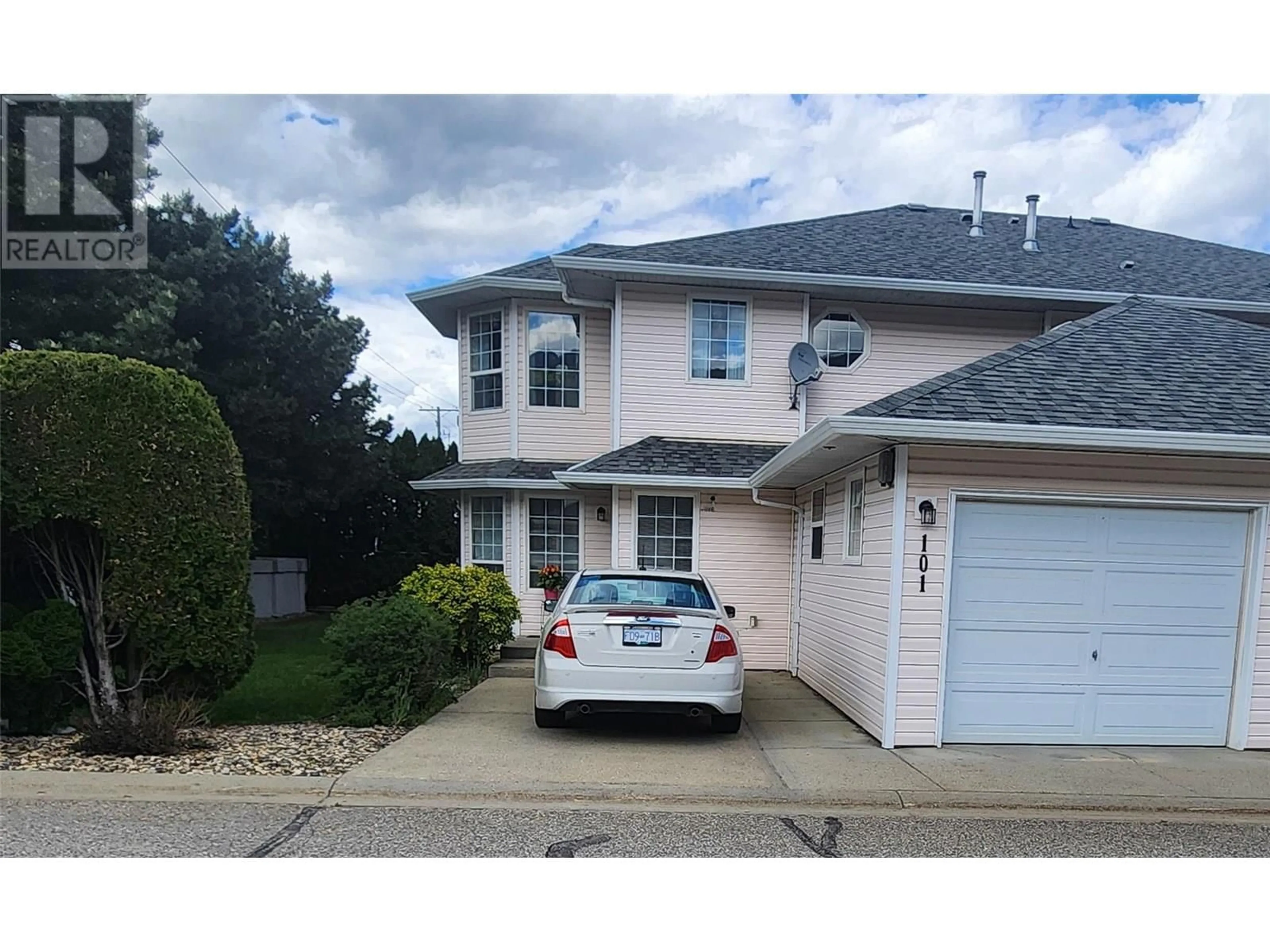 Home with vinyl exterior material, street for 101 - 870 10 STREET SOUTHWEST, Salmon Arm British Columbia V1E1L9