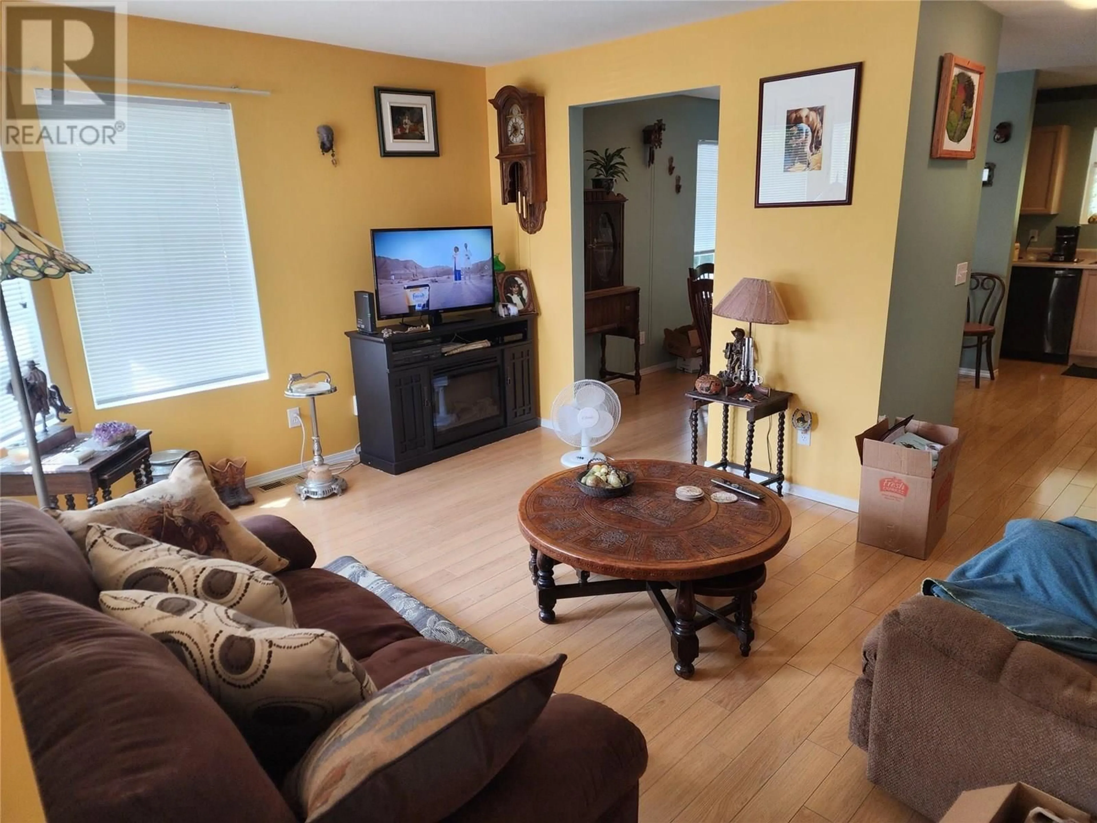 Living room with furniture, wood/laminate floor for 101 - 870 10 STREET SOUTHWEST, Salmon Arm British Columbia V1E1L9