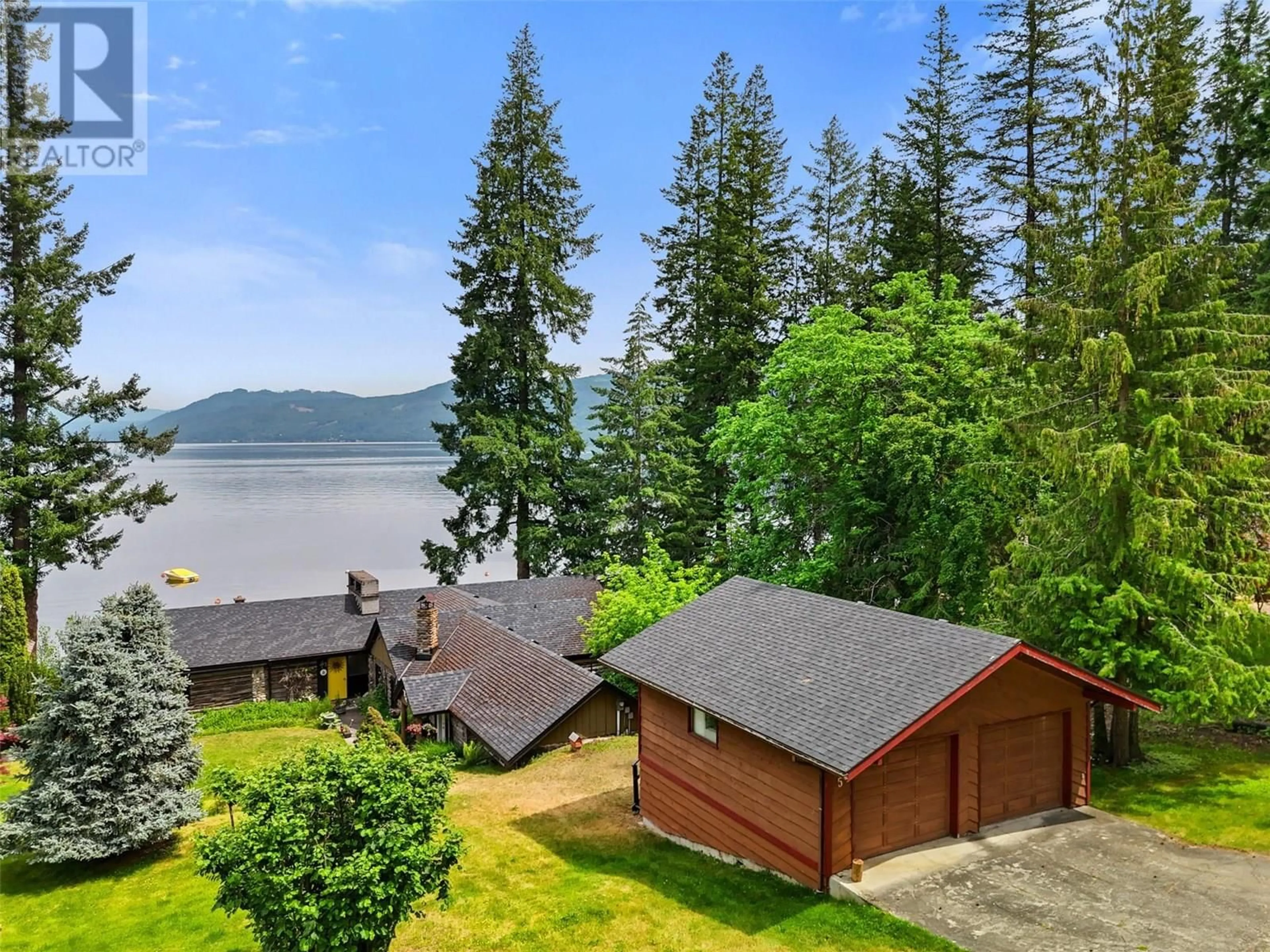 A pic from outside/outdoor area/front of a property/back of a property/a pic from drone, water/lake/river/ocean view for 5 - 4498 SQUILAX-ANGLEMONT ROAD, North Shuswap British Columbia V0E1M5