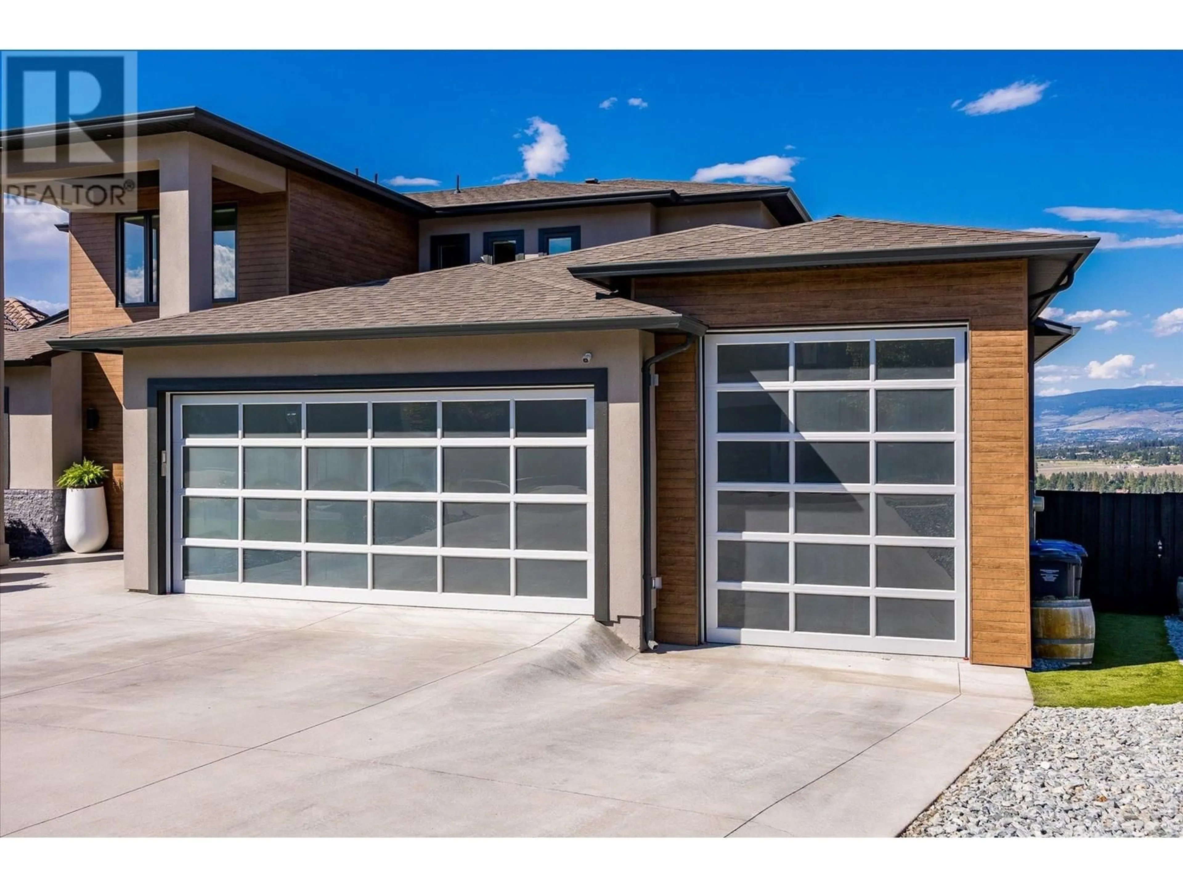 Indoor garage for 750 KUIPERS CRESCENT, Kelowna British Columbia V1W5H4