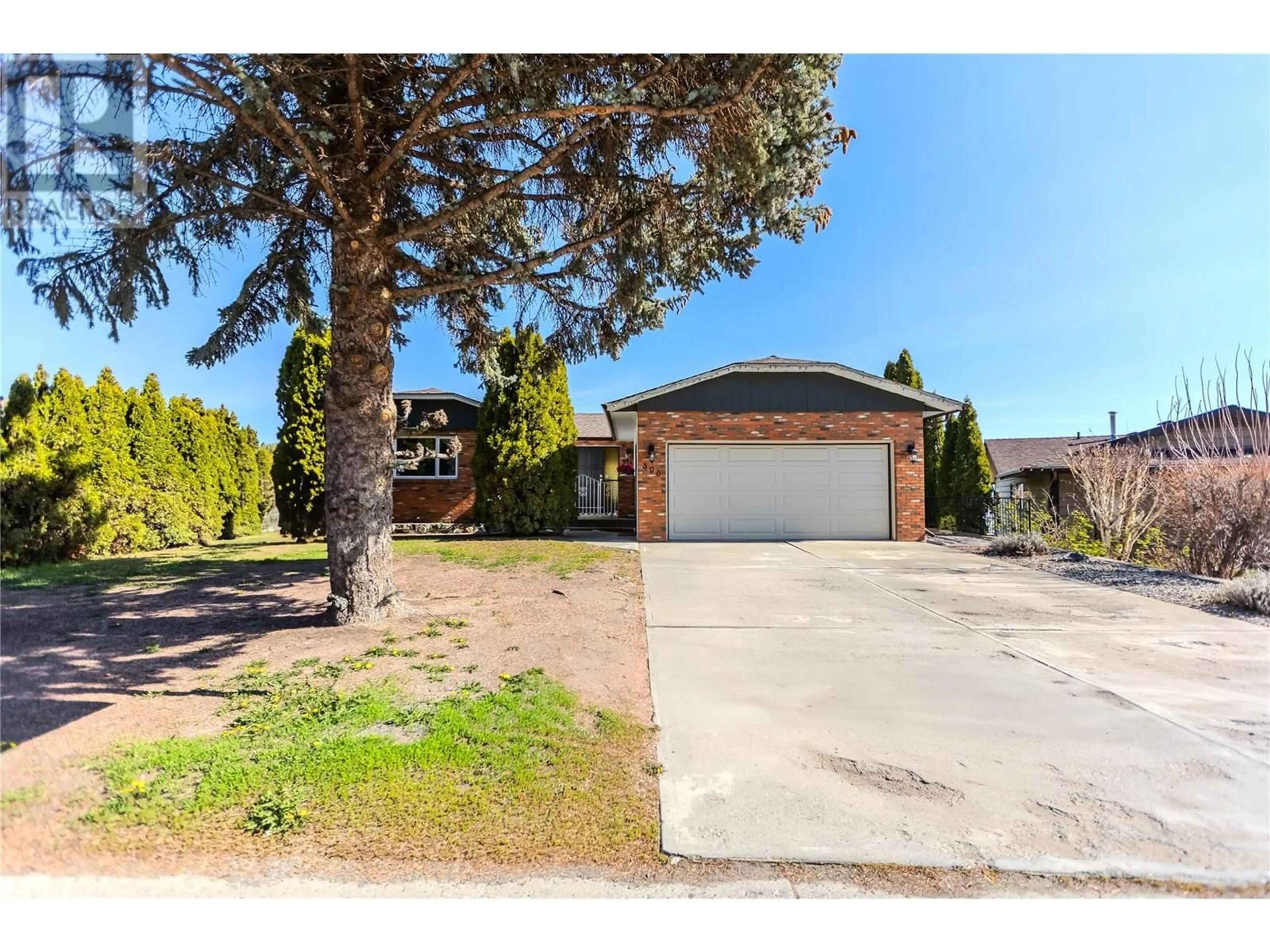 A pic from outside/outdoor area/front of a property/back of a property/a pic from drone, street for 396 GLENEAGLES DRIVE, Kamloops British Columbia V2E1Z4