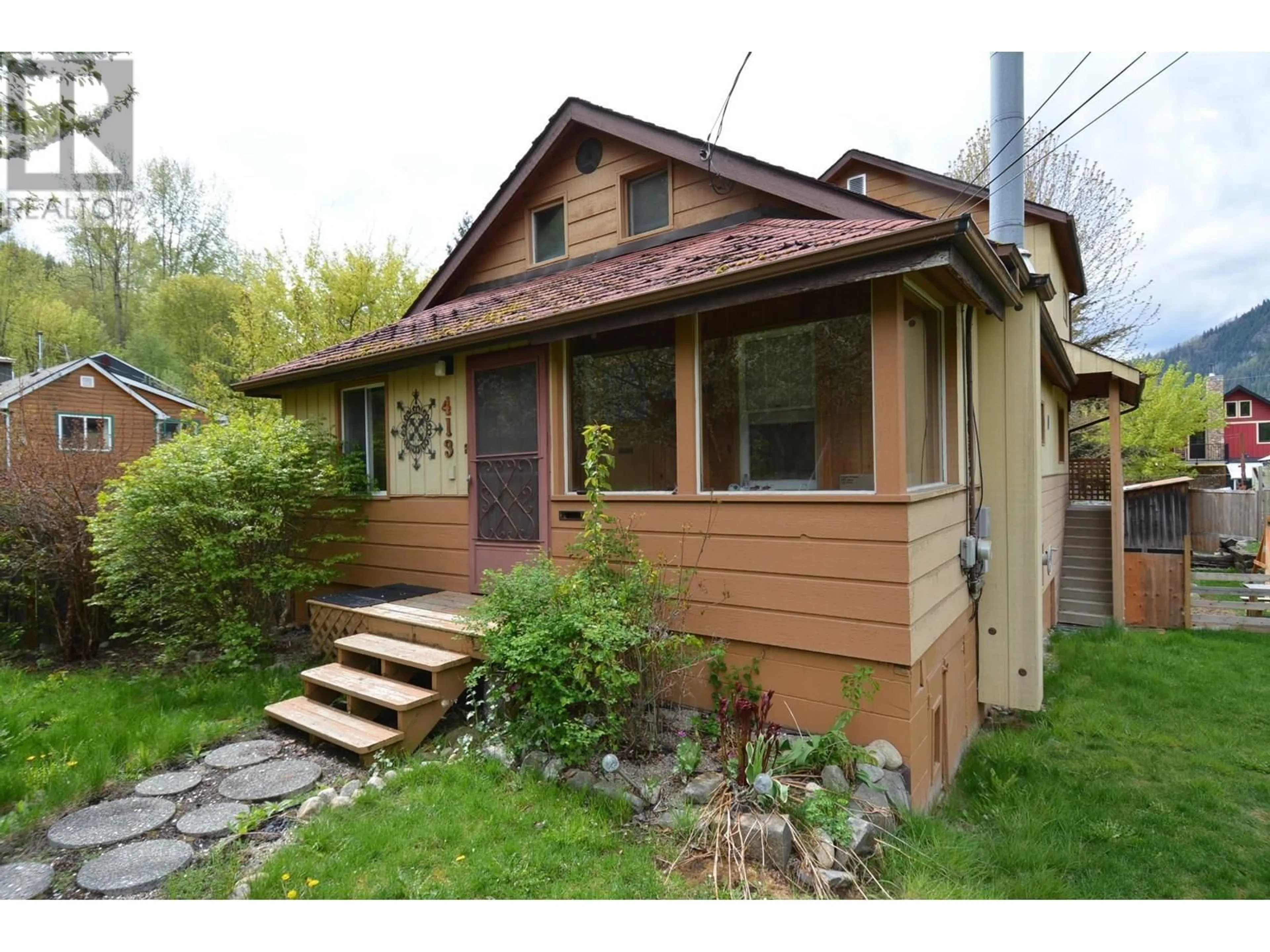 Home with vinyl exterior material, street for 413 SIXTH STREET, Nelson British Columbia V1L2Y2
