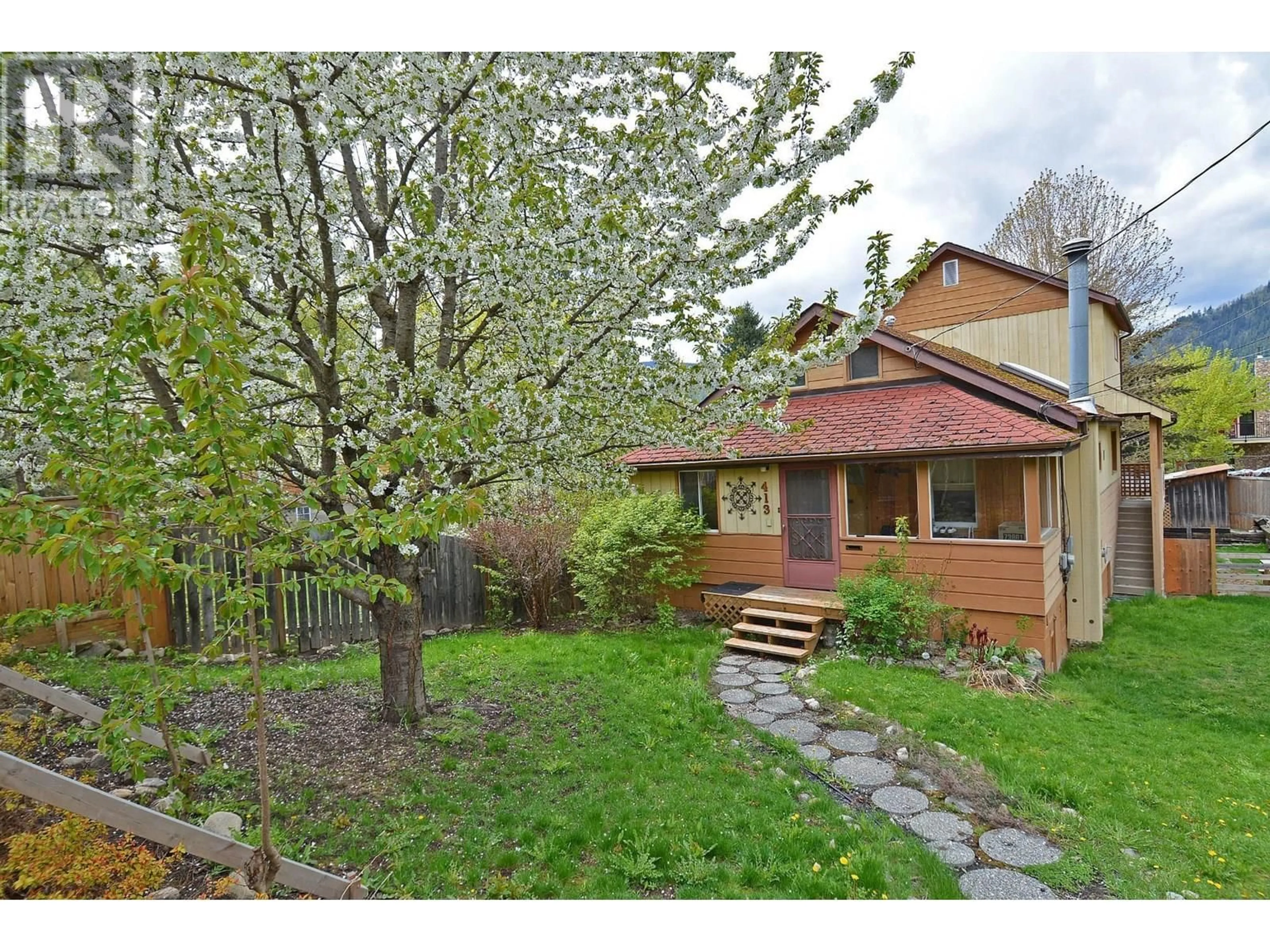 Patio, street for 413 SIXTH STREET, Nelson British Columbia V1L2Y2