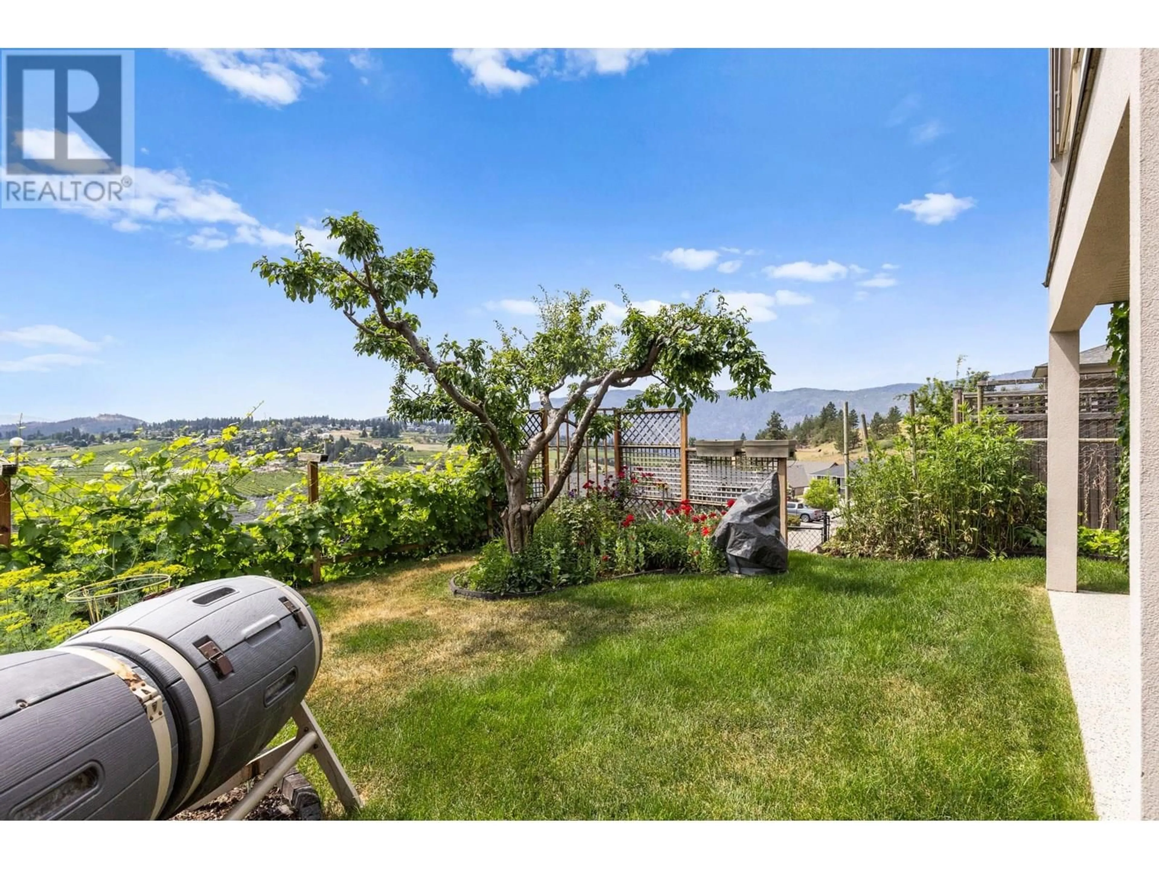 A pic from outside/outdoor area/front of a property/back of a property/a pic from drone, water/lake/river/ocean view for 2591 LAKE BREEZE COURT, Lake Country British Columbia V4V2M8