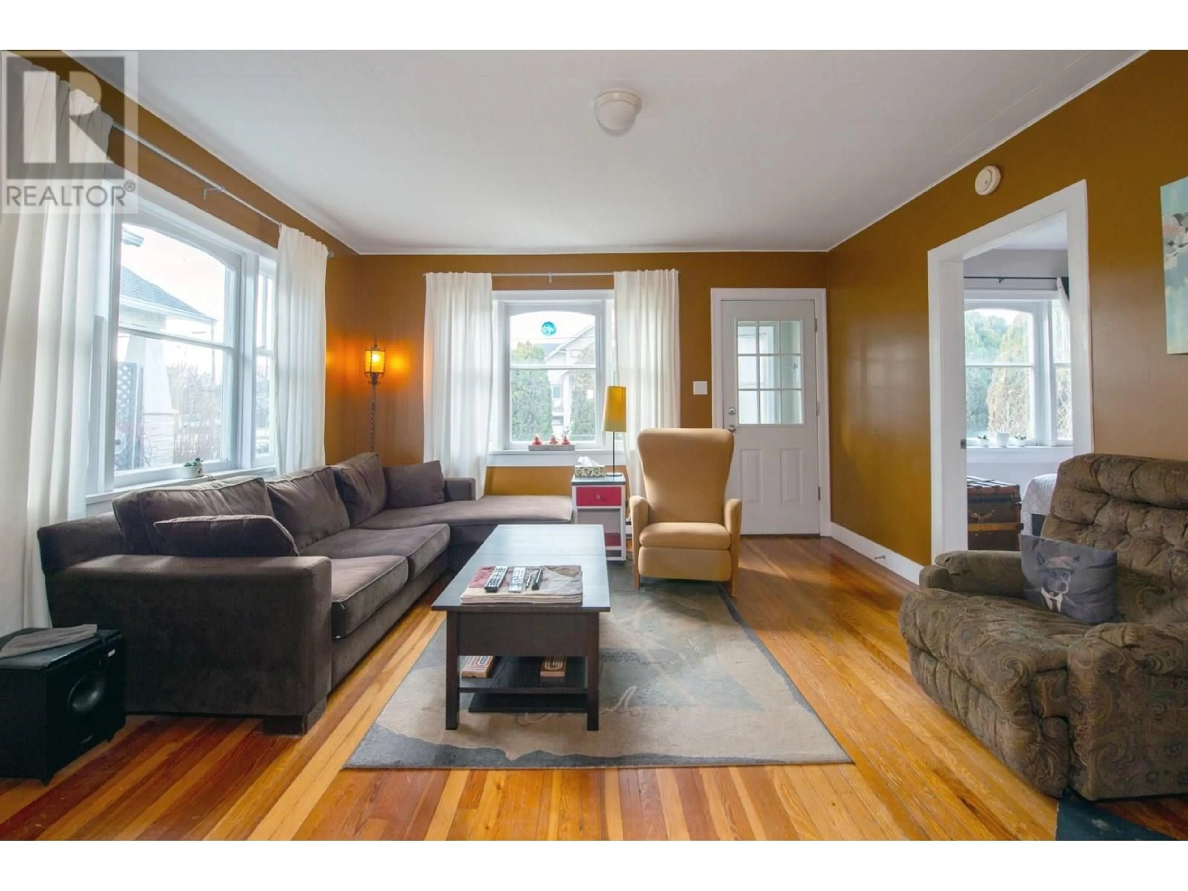 Living room with furniture, wood/laminate floor for 1233 ETHEL STREET, Kelowna British Columbia V1Y2W6