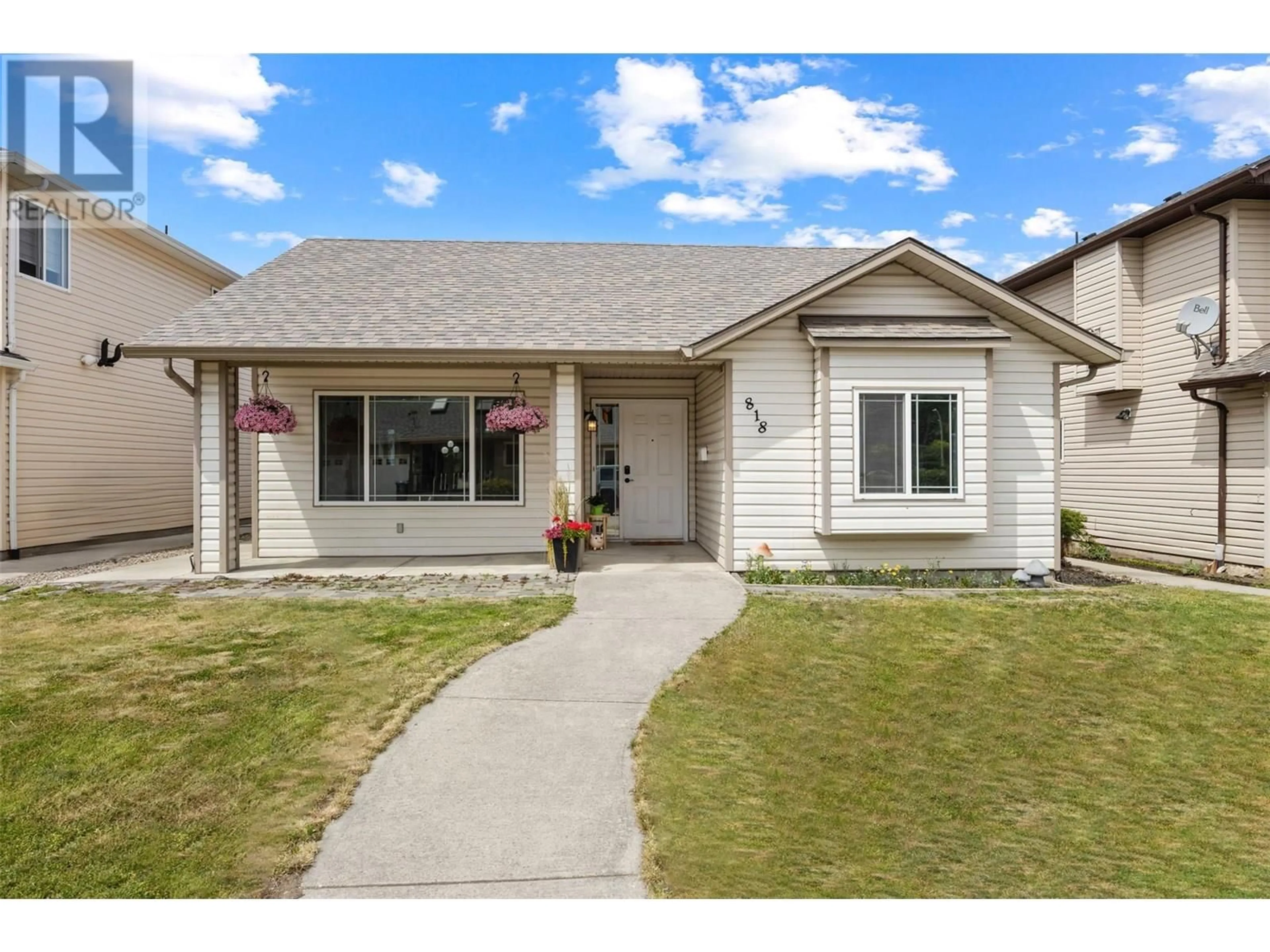 Home with vinyl exterior material, street for 818 GALBRAITH PLACE, Kelowna British Columbia V1X8A2