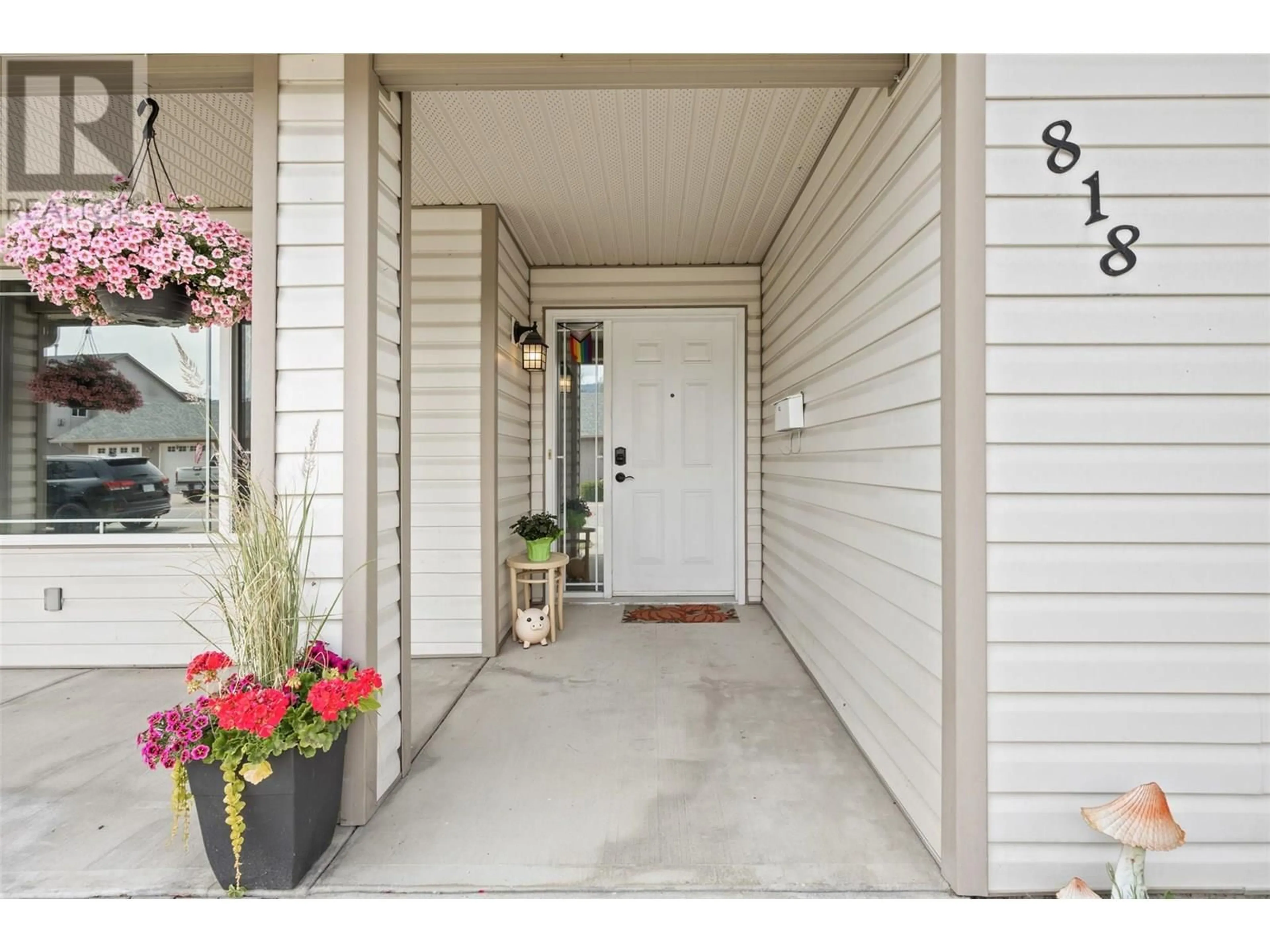Indoor entryway for 818 GALBRAITH PLACE, Kelowna British Columbia V1X8A2