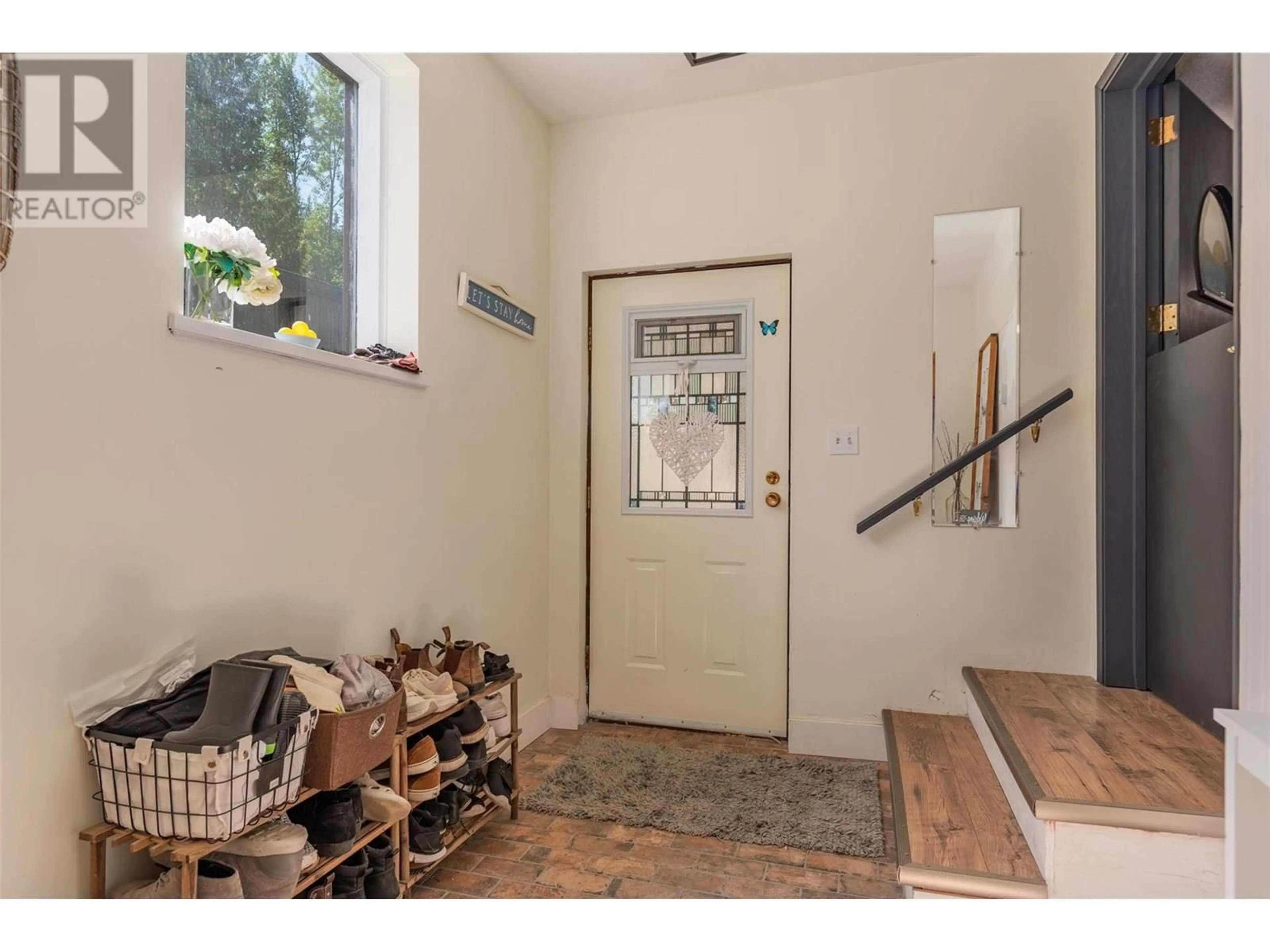 Indoor entryway for 1137 MCLEOD ROAD, Beaver Falls British Columbia V0G1L1