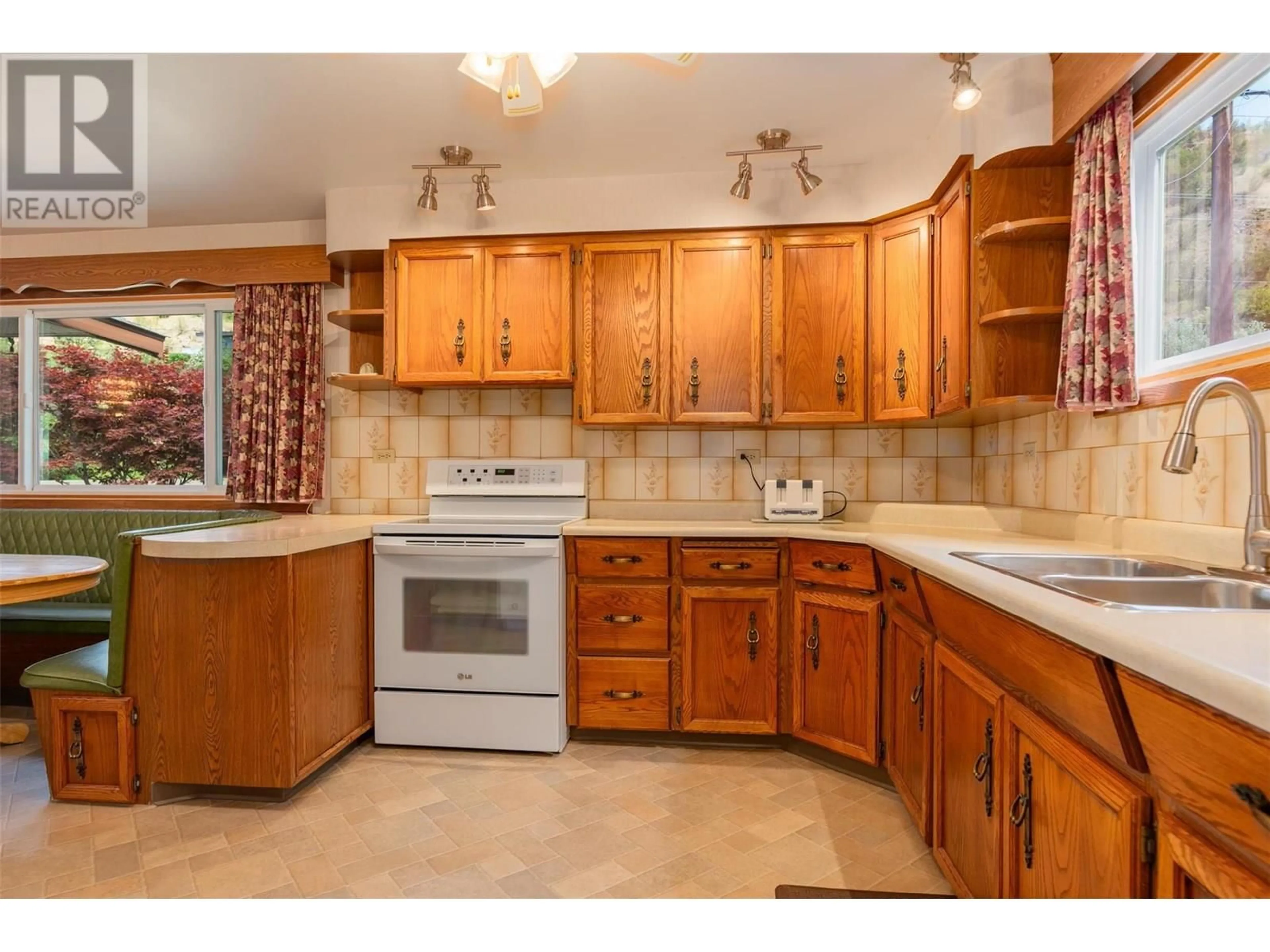 Standard kitchen, ceramic/tile floor for 235 10TH AVENUE, Montrose British Columbia V0G1P0