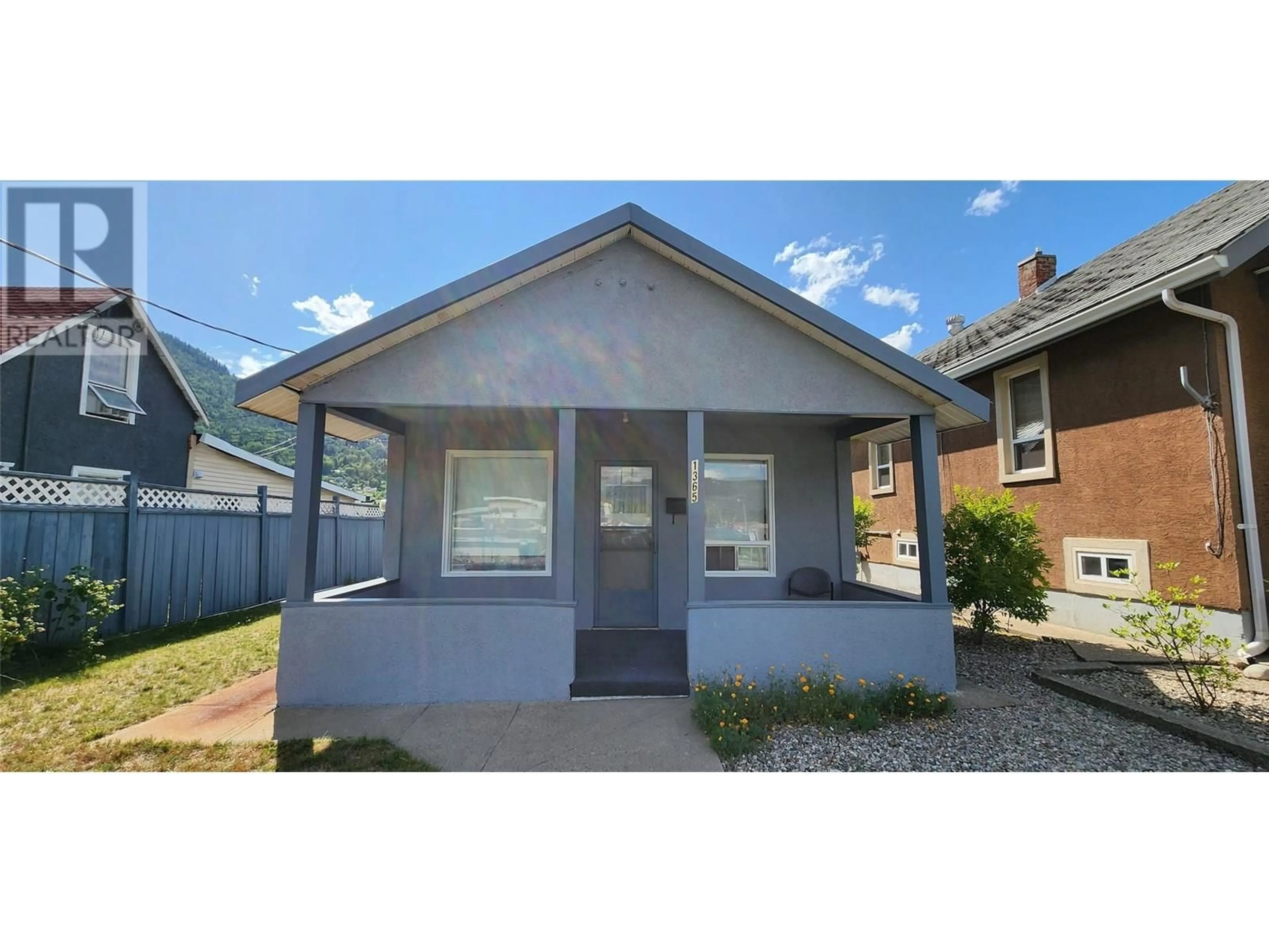 Home with vinyl exterior material, street for 1365 THOM STREET, Trail British Columbia V1R1X7