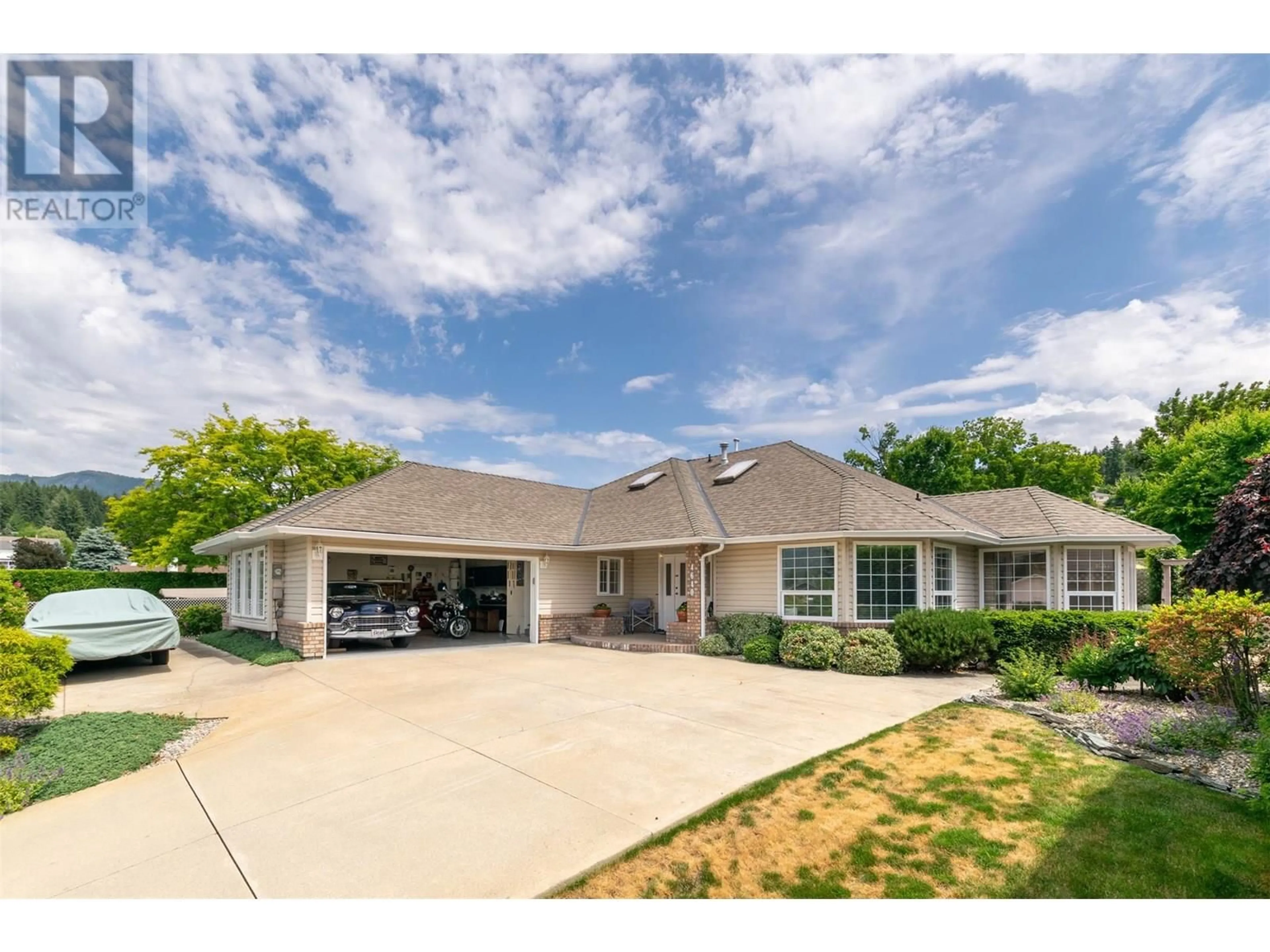 A pic from outside/outdoor area/front of a property/back of a property/a pic from drone, street for 4640 13 STREET NORTHEAST, Salmon Arm British Columbia V1E1E3