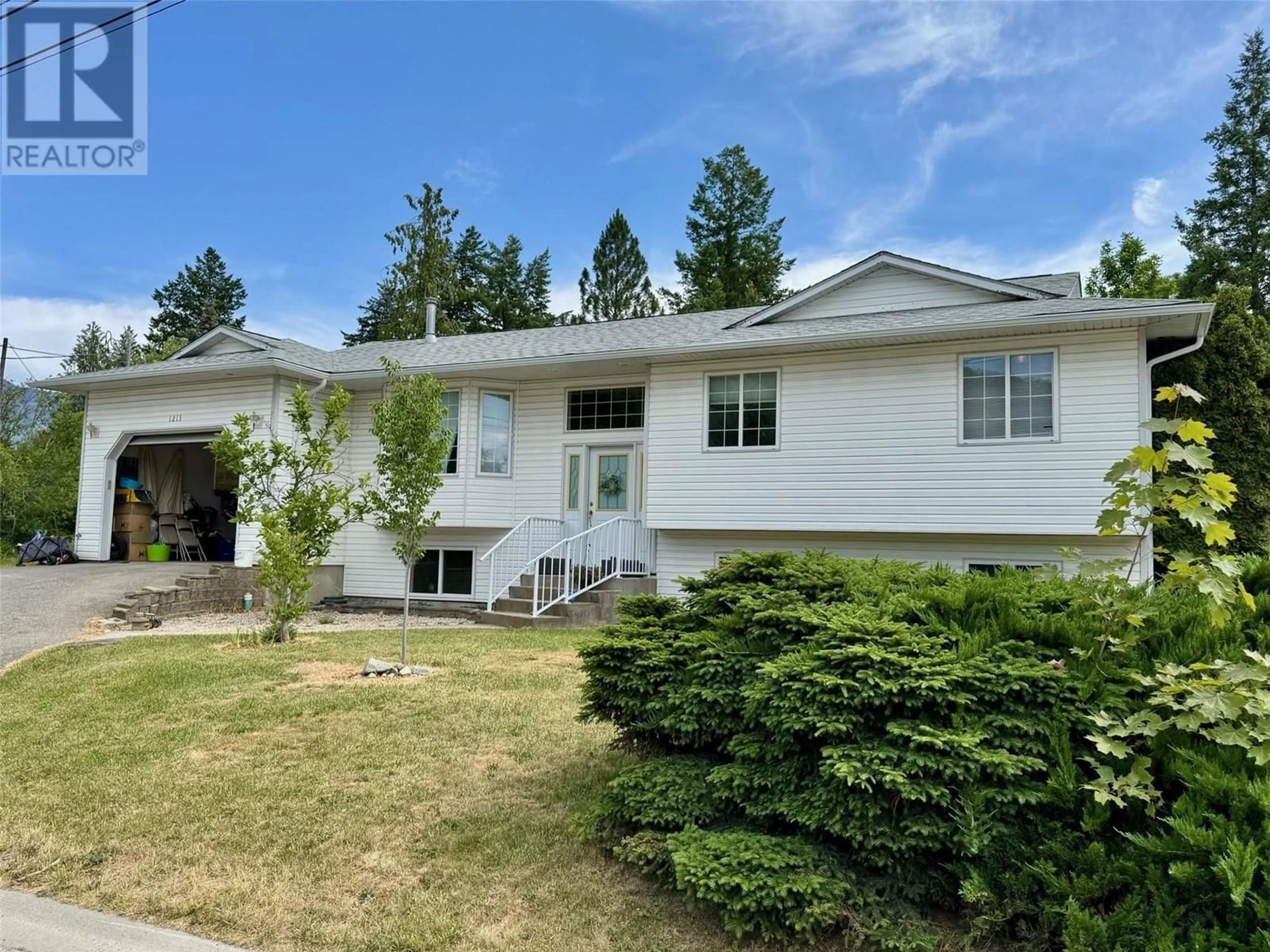 Home with vinyl exterior material, street for 1213 REGINA STREET, Creston British Columbia V0B1G0