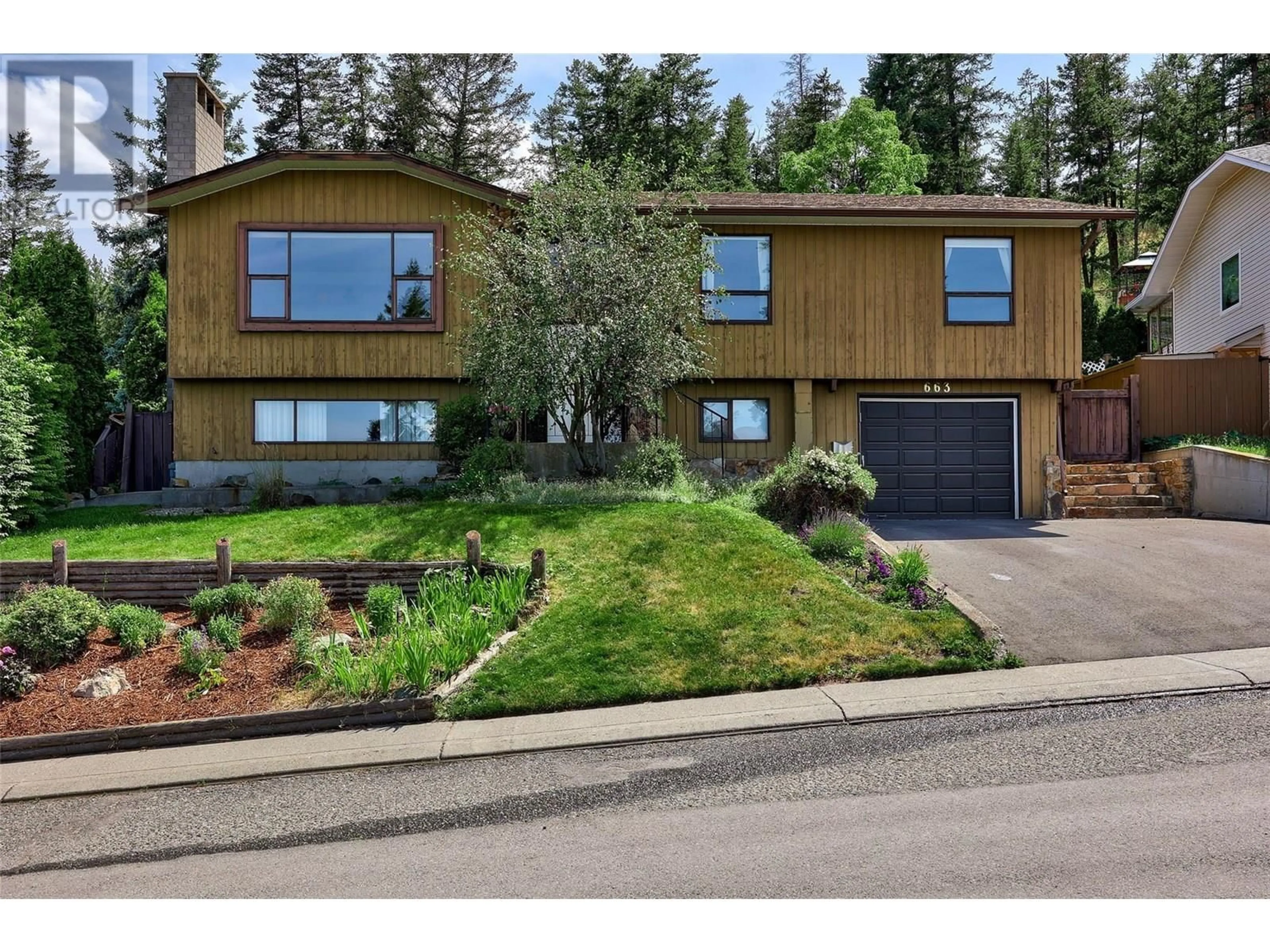 Home with vinyl exterior material, street for 633 FLEMING DRIVE, Kamloops British Columbia V1S1A2