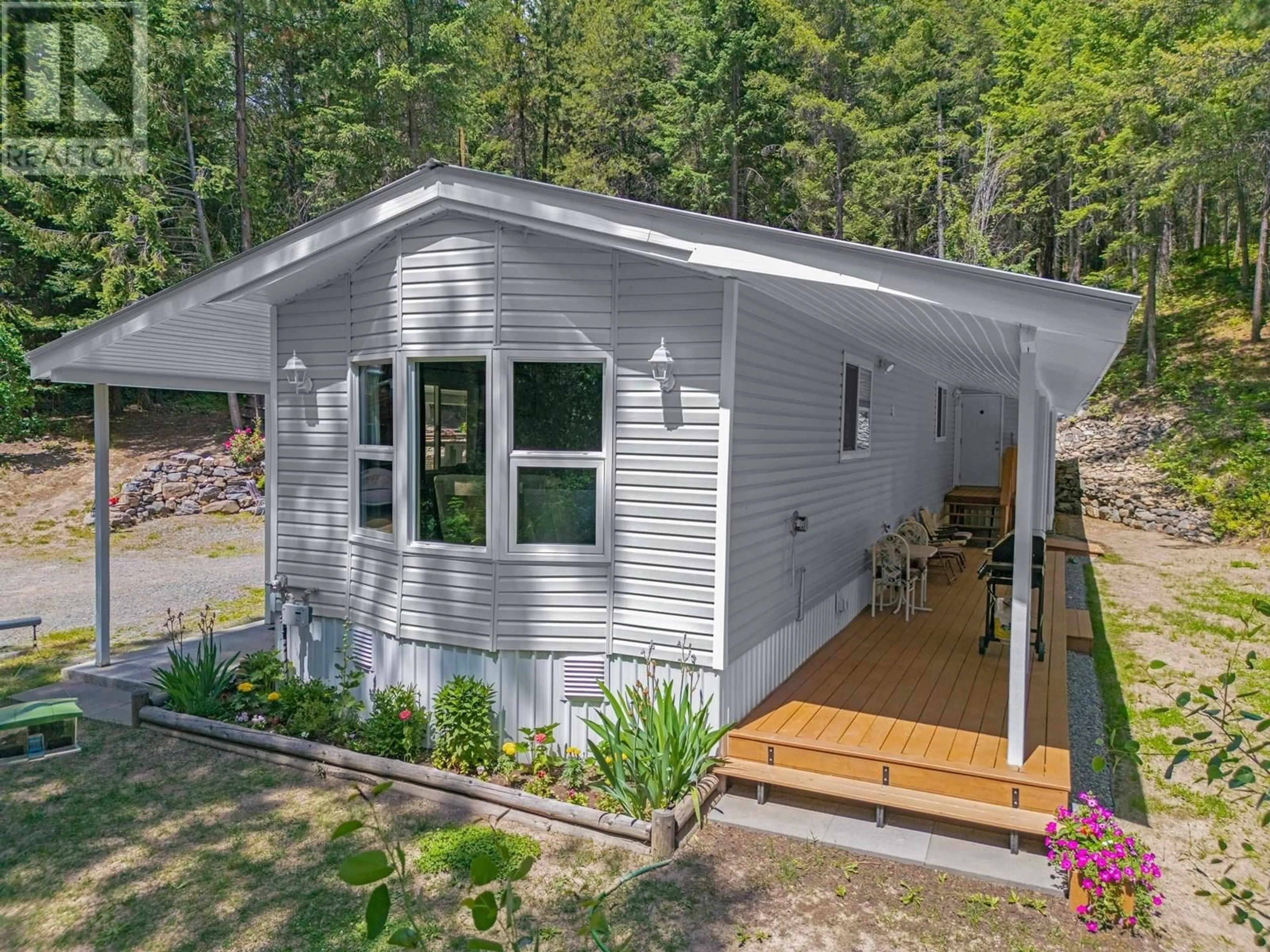 Home with vinyl exterior material, unknown for 8682 YAHK SETTLEMENT ROAD, Yahk British Columbia V0B1W1