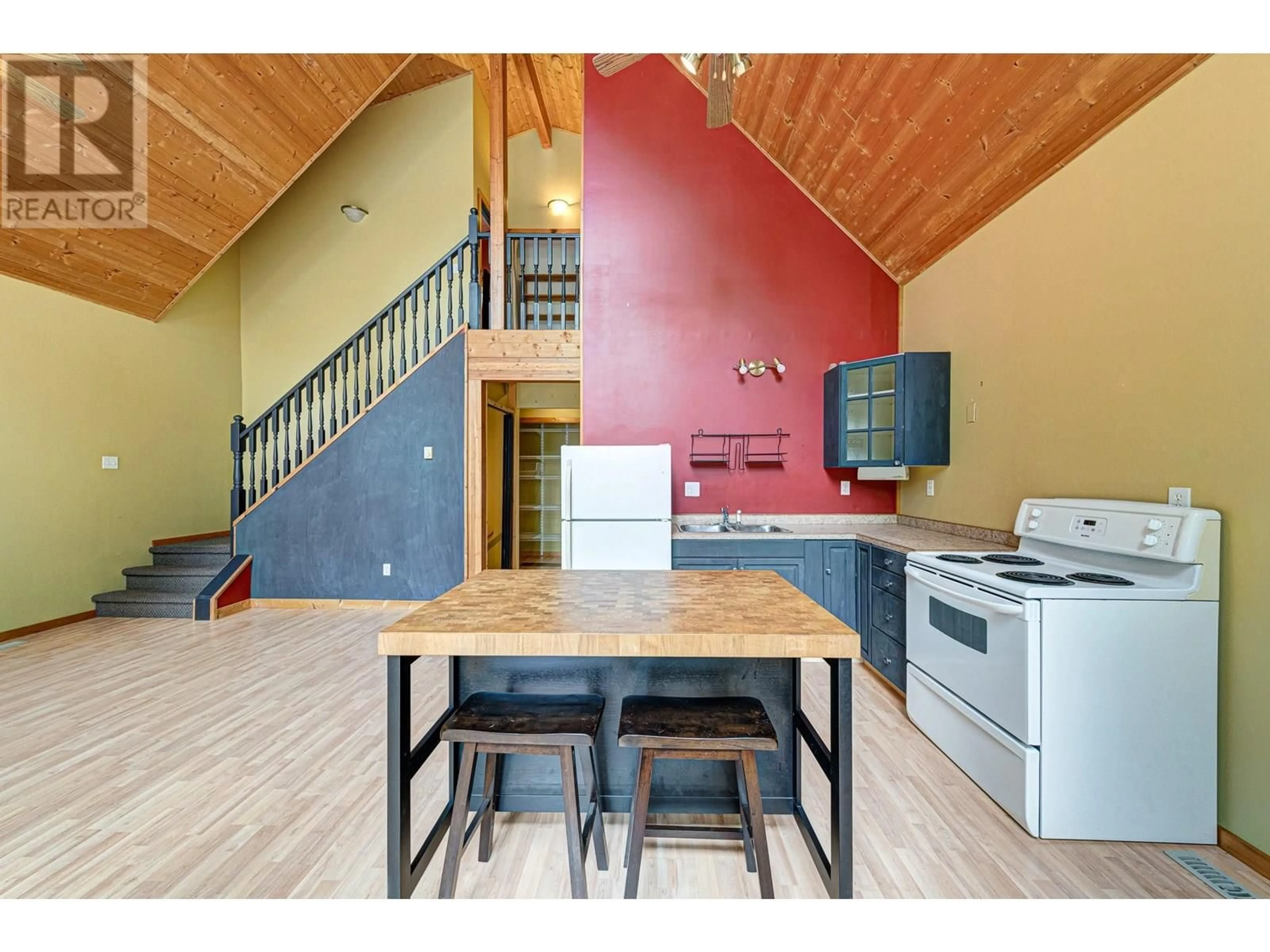 Open concept kitchen, wood/laminate floor for 25 DOUGLAS CRESCENT, Elkford British Columbia V0B1H0