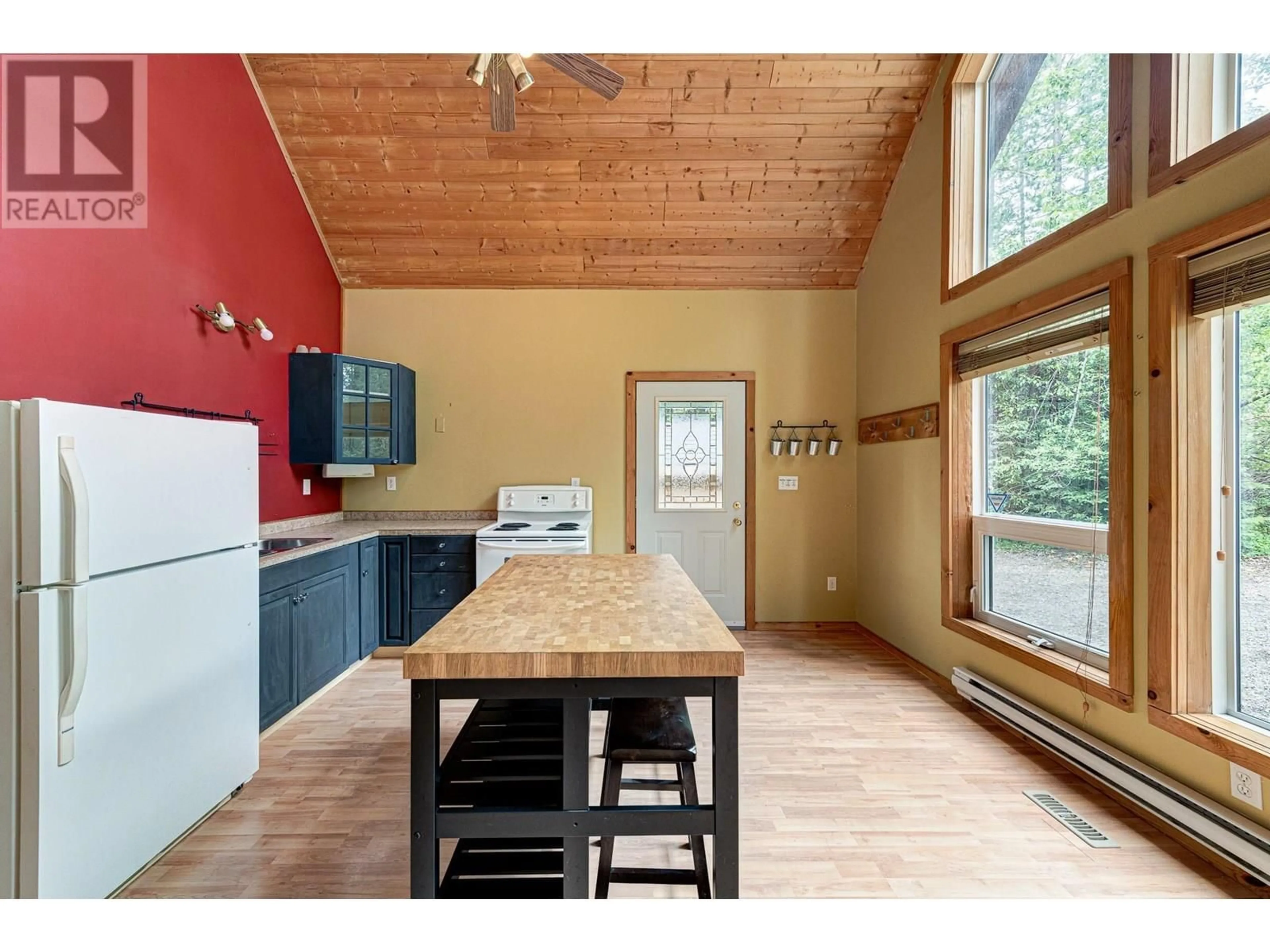 Open concept kitchen, unknown for 25 DOUGLAS CRESCENT, Elkford British Columbia V0B1H0