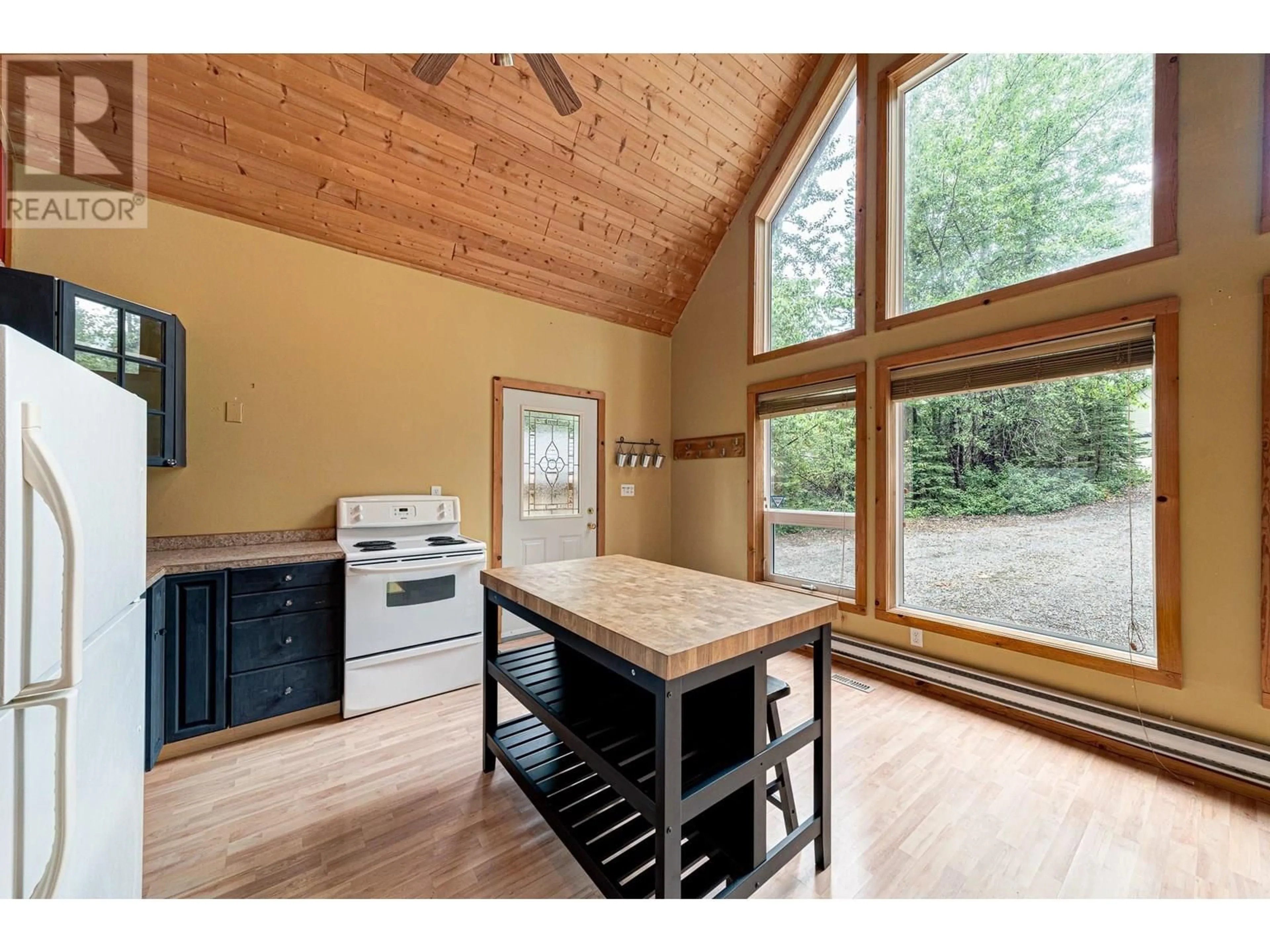Open concept kitchen, wood/laminate floor for 25 DOUGLAS CRESCENT, Elkford British Columbia V0B1H0