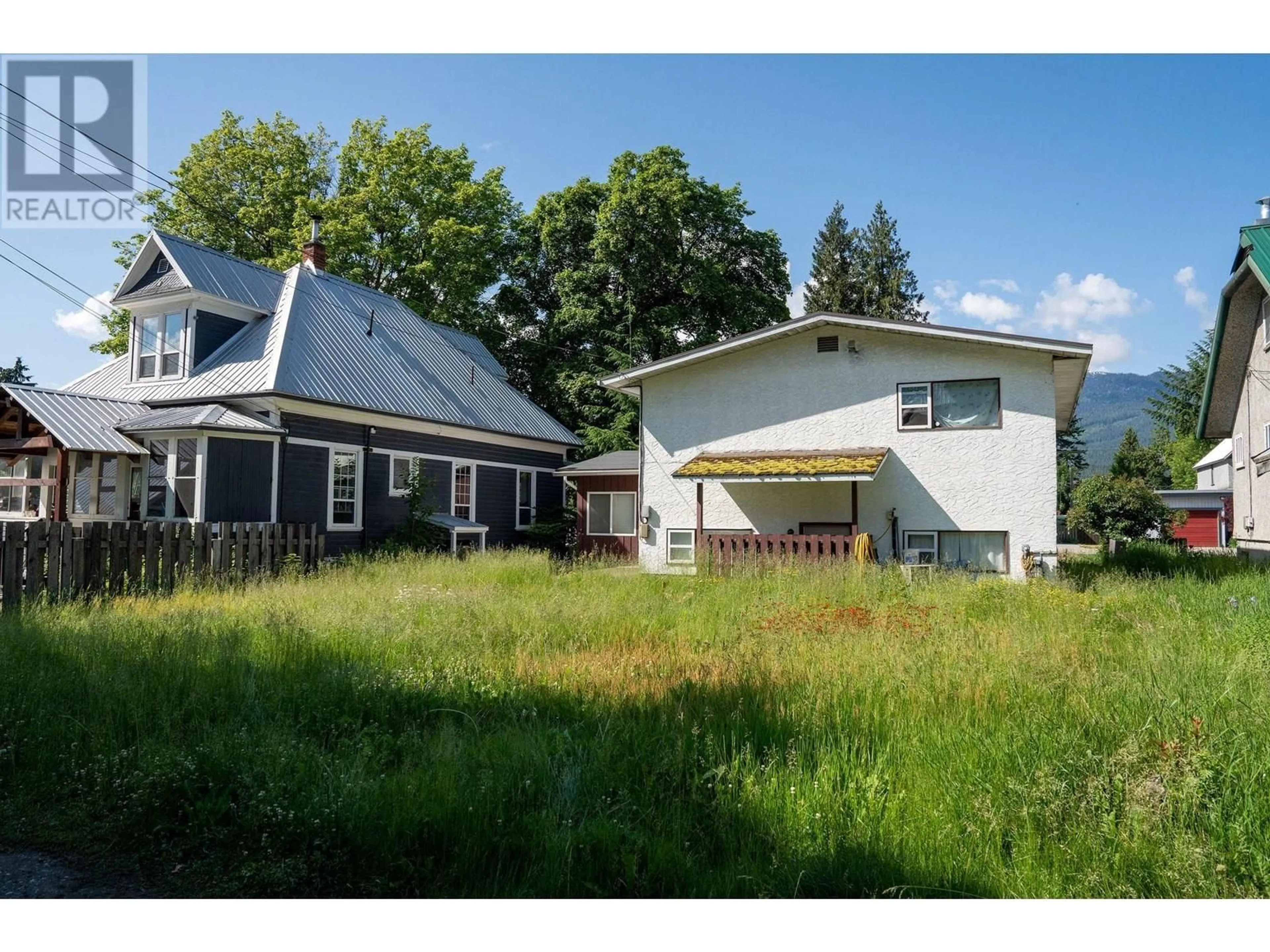 A pic from outside/outdoor area/front of a property/back of a property/a pic from drone, unknown for 804 SECOND STREET WEST, Revelstoke British Columbia V0E2S0