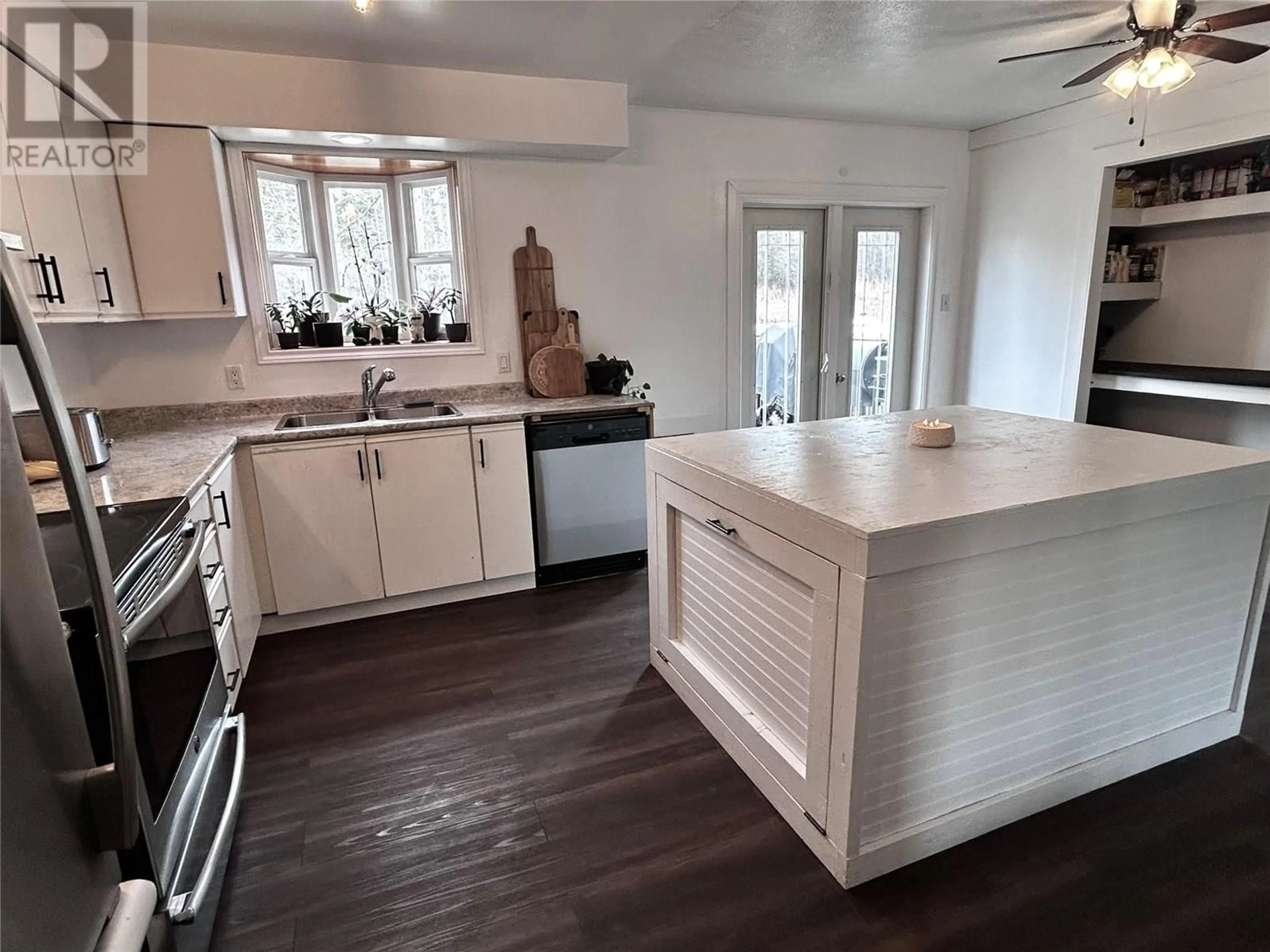 Open concept kitchen, unknown for 152 WAPITI CRESCENT, Tumbler Ridge British Columbia V0C2W0