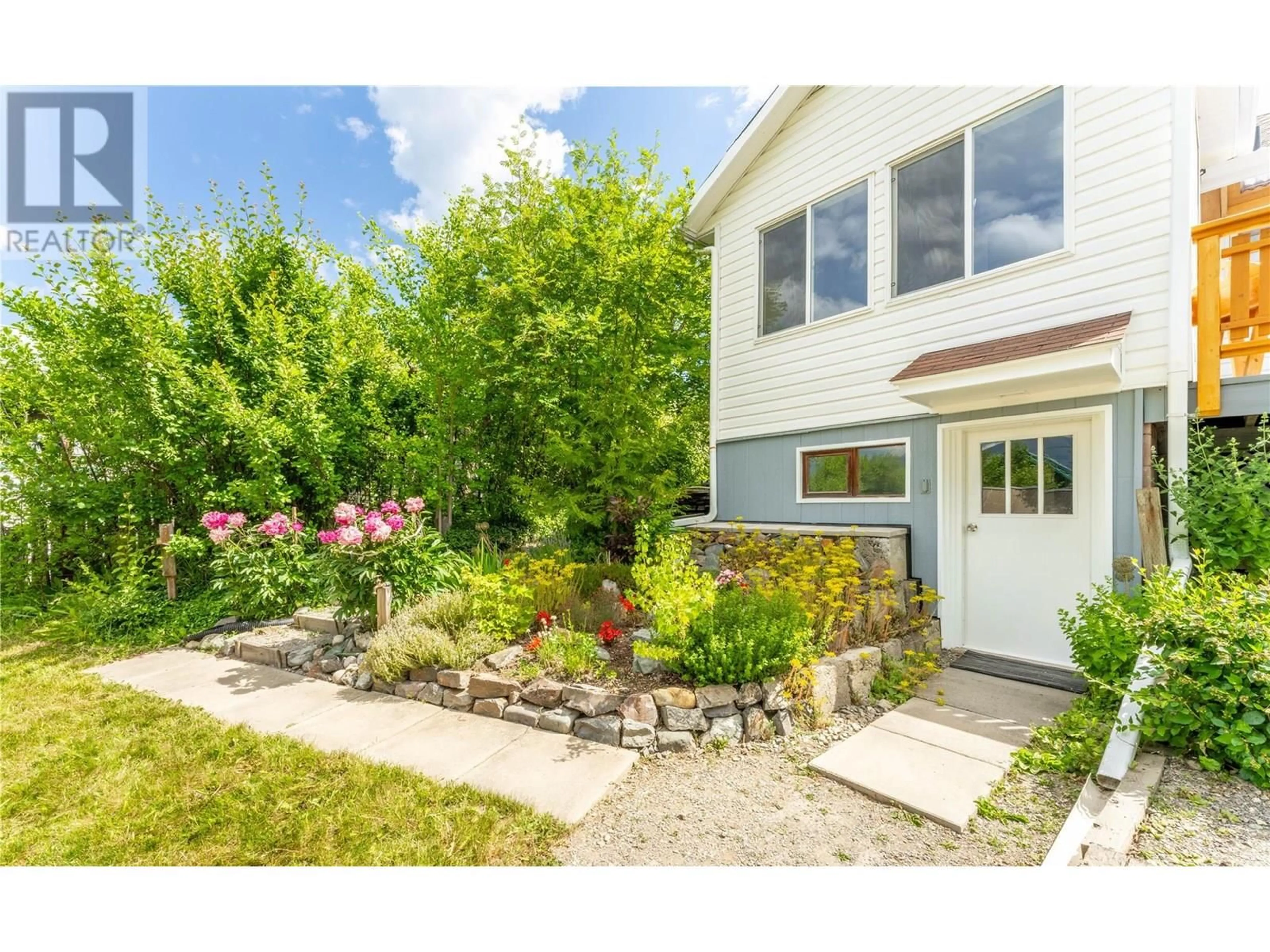 Home with vinyl exterior material, street for 133 6TH  S AVENUE, Creston British Columbia V0B1G0