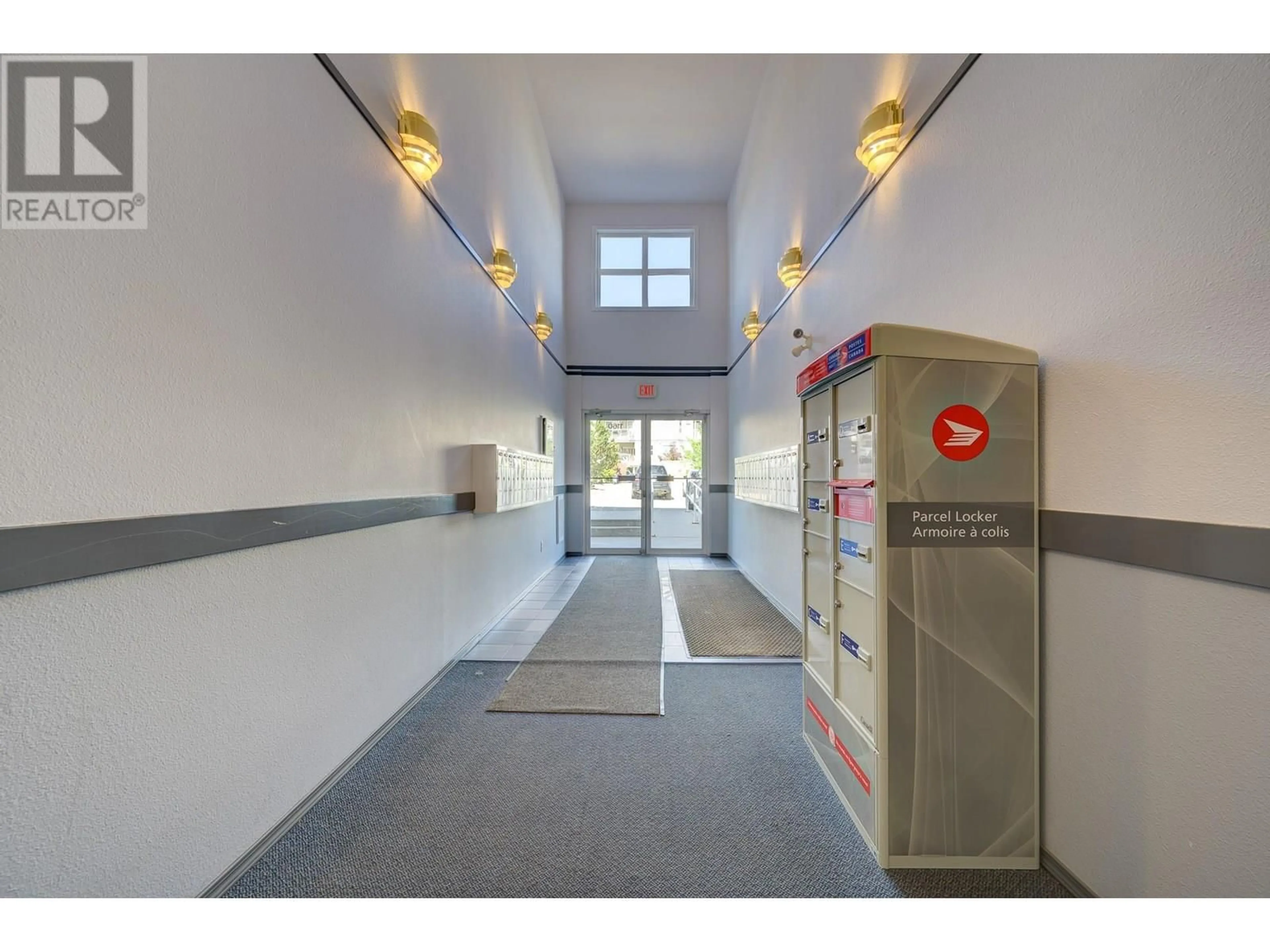 Indoor foyer for 104 - 1160 HUGH ALLAN DRIVE, Kamloops British Columbia V1S1T5