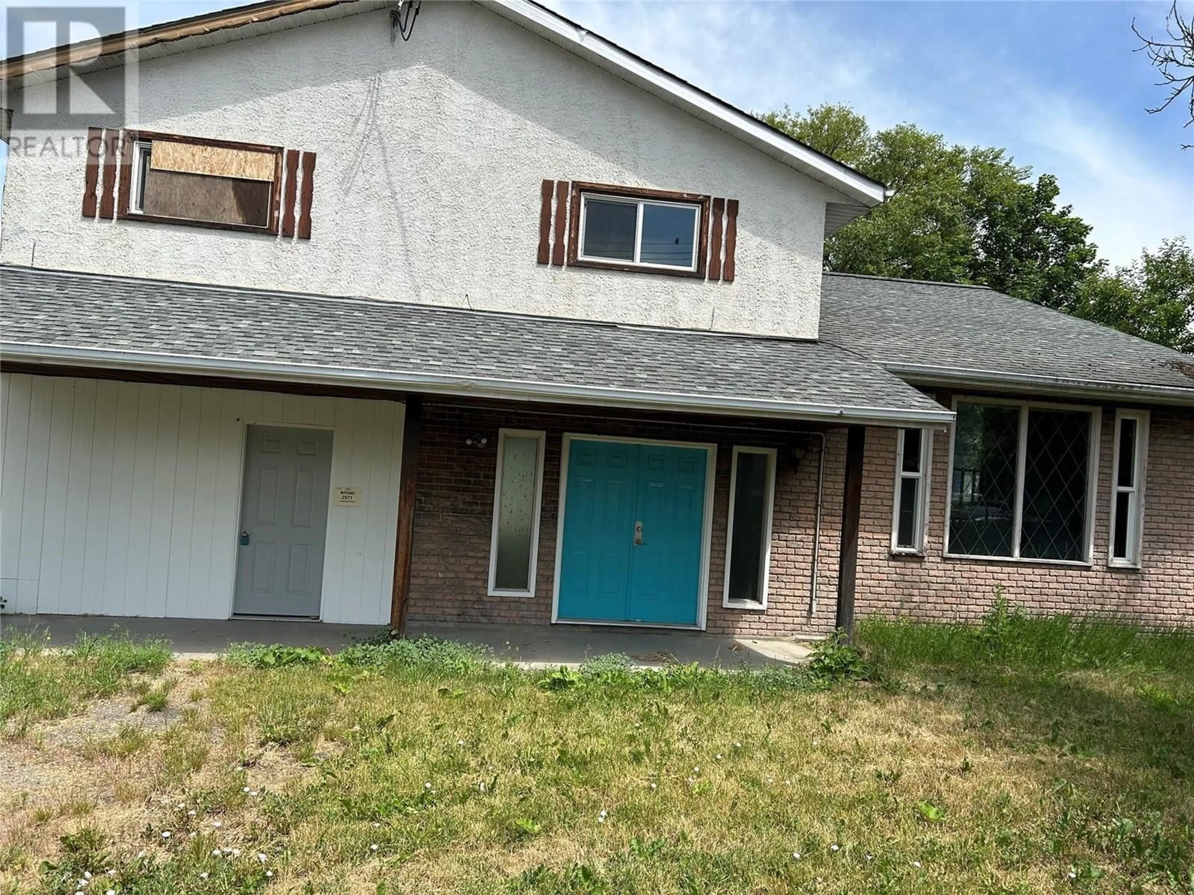 Home with vinyl exterior material, street for 2571 LAKESHORE ROAD, Vernon British Columbia V1H1M9