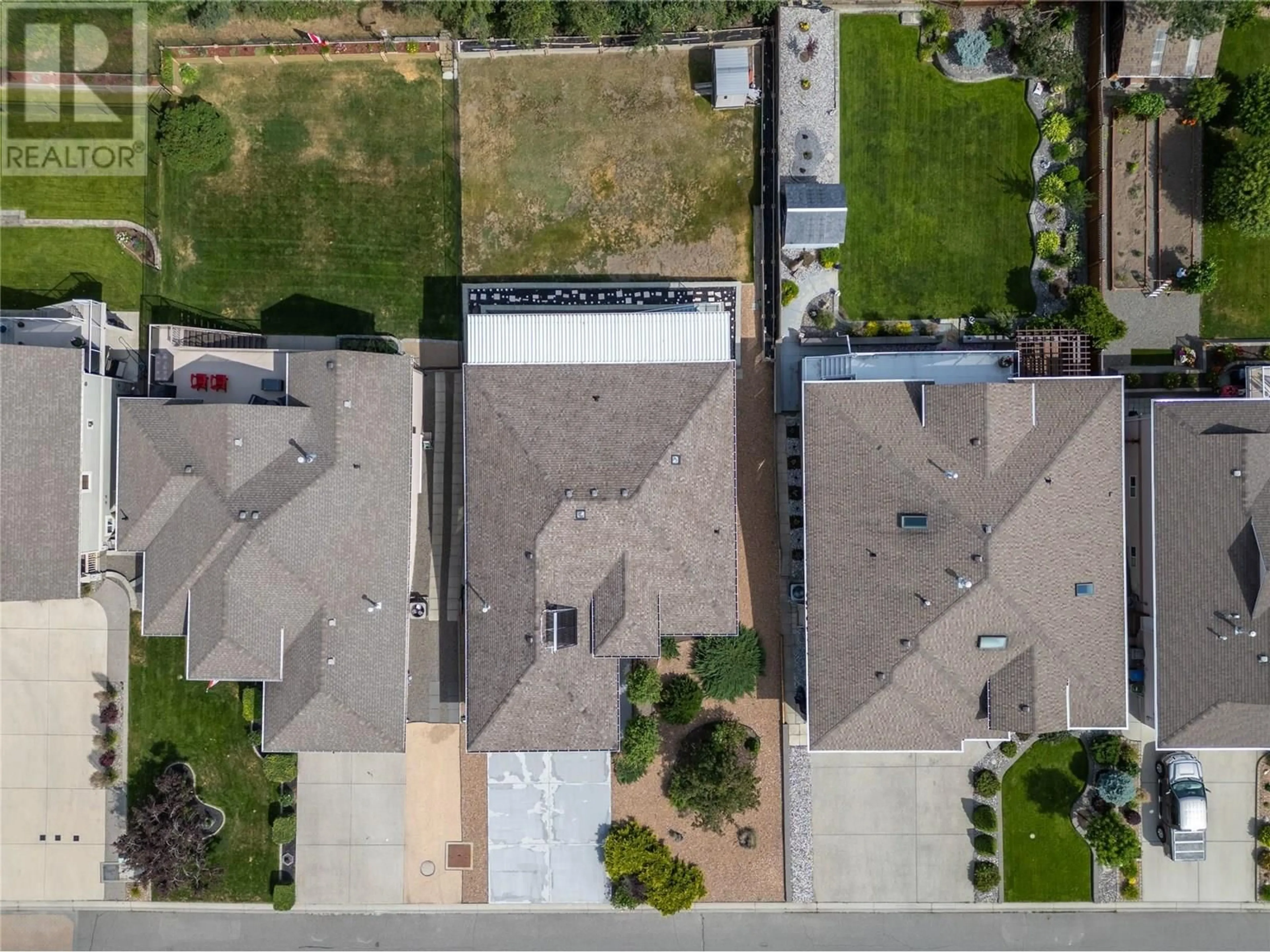 A pic from outside/outdoor area/front of a property/back of a property/a pic from drone, street for 3727 OVERLANDER DRIVE, Kamloops British Columbia V2B8M4
