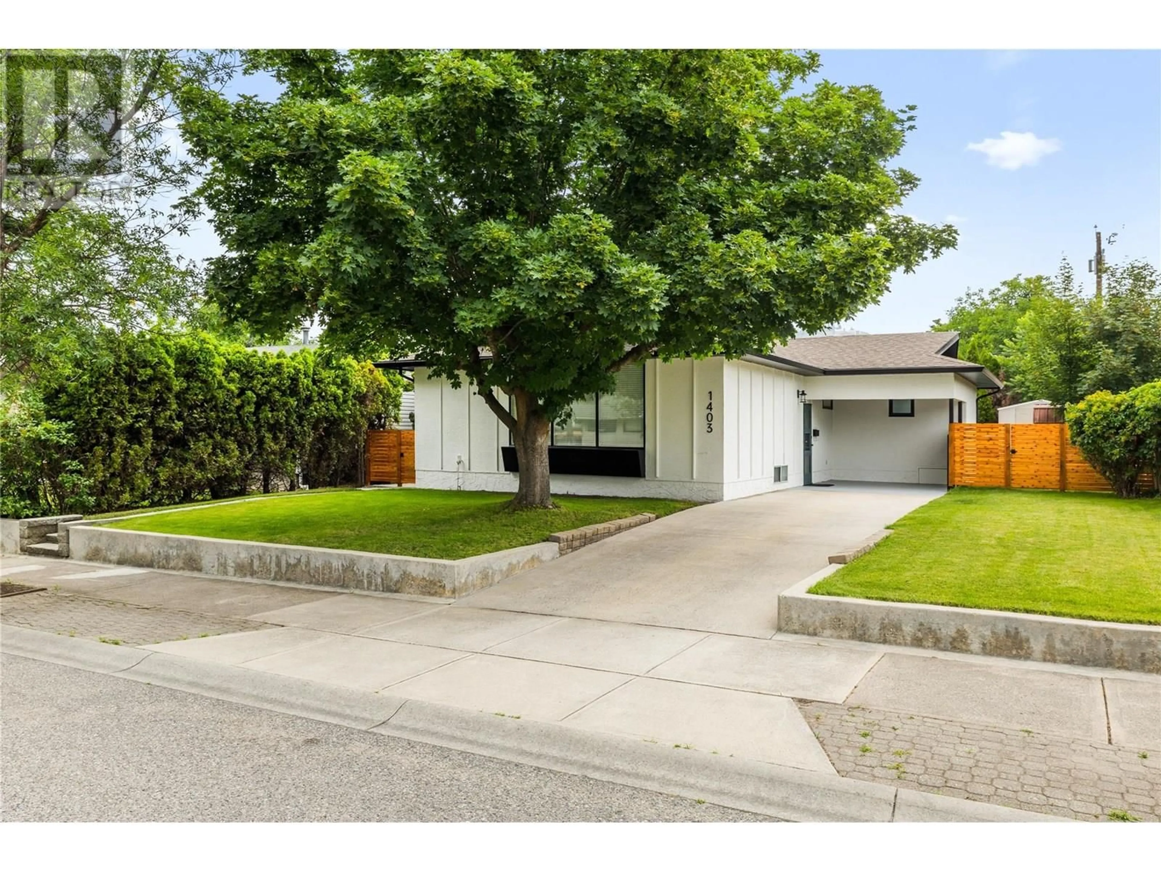 Home with vinyl exterior material, street for 1403 BRAEMAR STREET, Kelowna British Columbia V1Y3X4