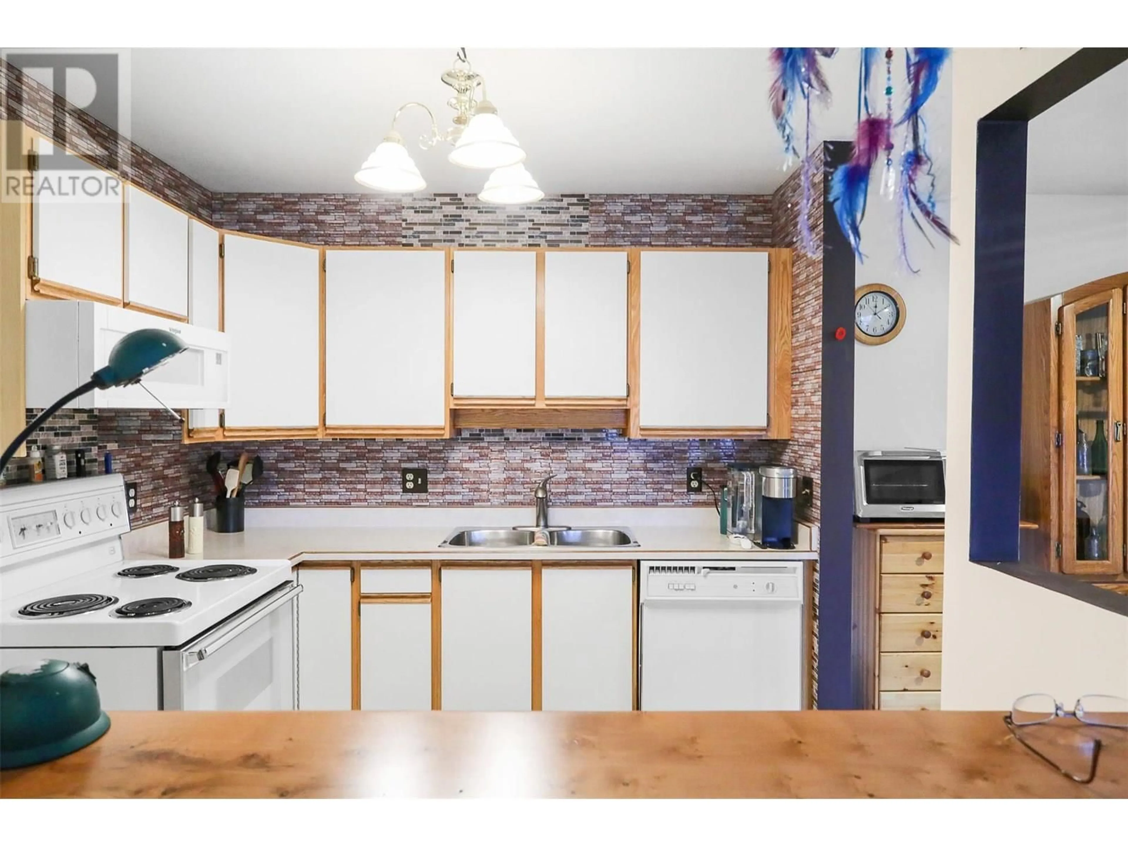 Standard kitchen, unknown for 111 - 180 HOLLYWOOD ROAD, Kelowna British Columbia V1X6Y9