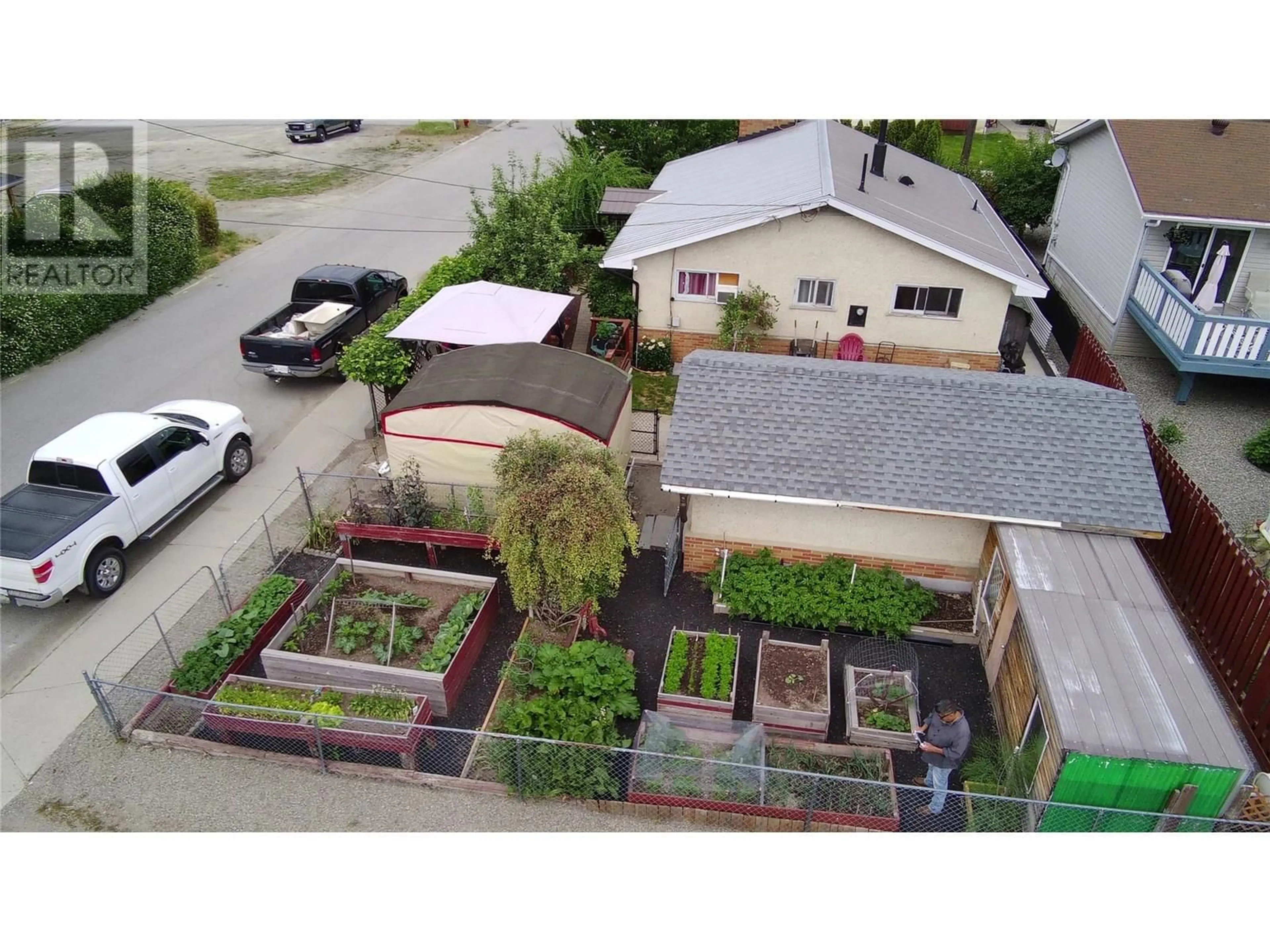 A pic from outside/outdoor area/front of a property/back of a property/a pic from drone, street for 1916 ELM STREET, Creston British Columbia V0B1G5