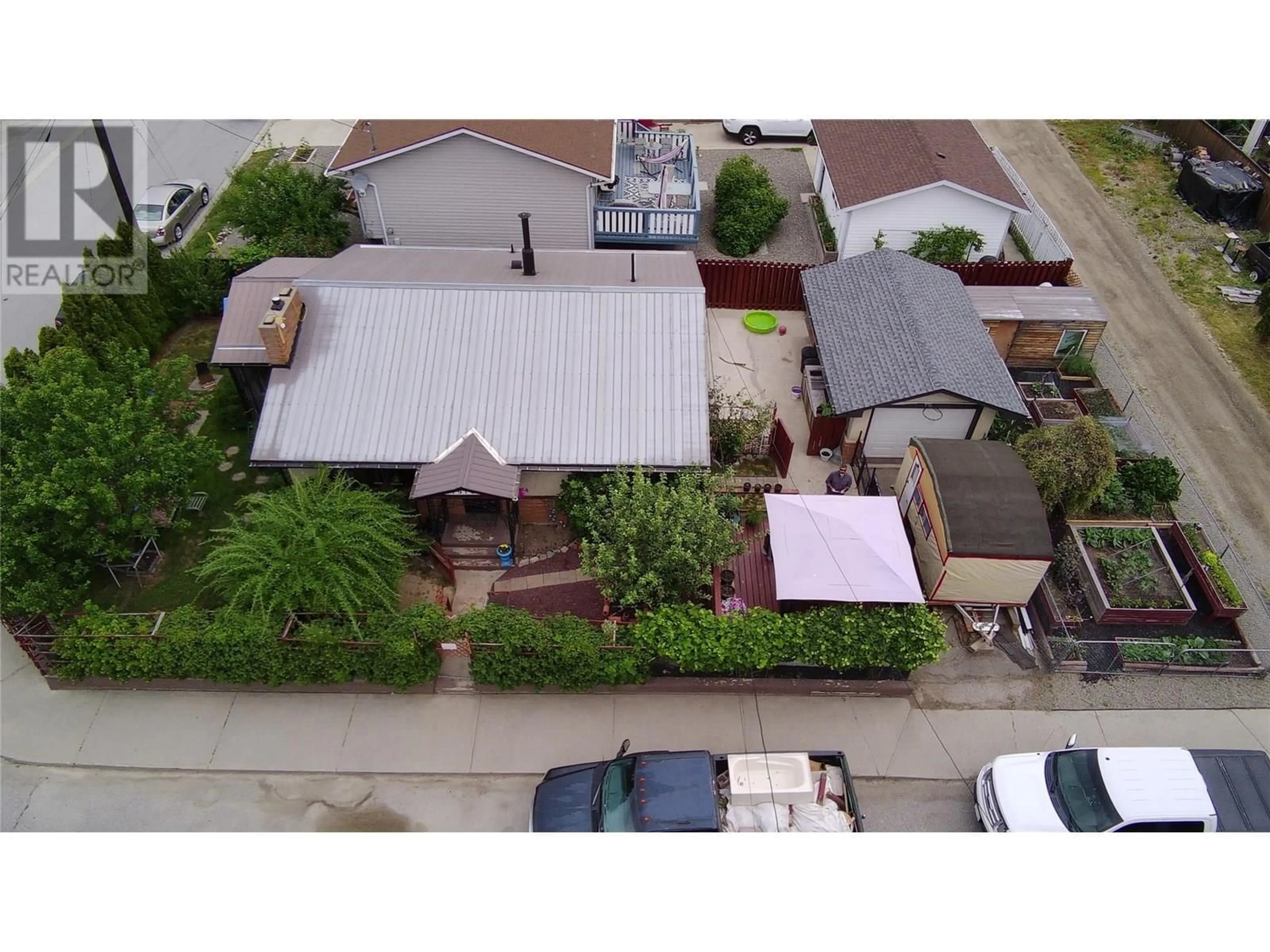 A pic from outside/outdoor area/front of a property/back of a property/a pic from drone, street for 1916 ELM STREET, Creston British Columbia V0B1G5