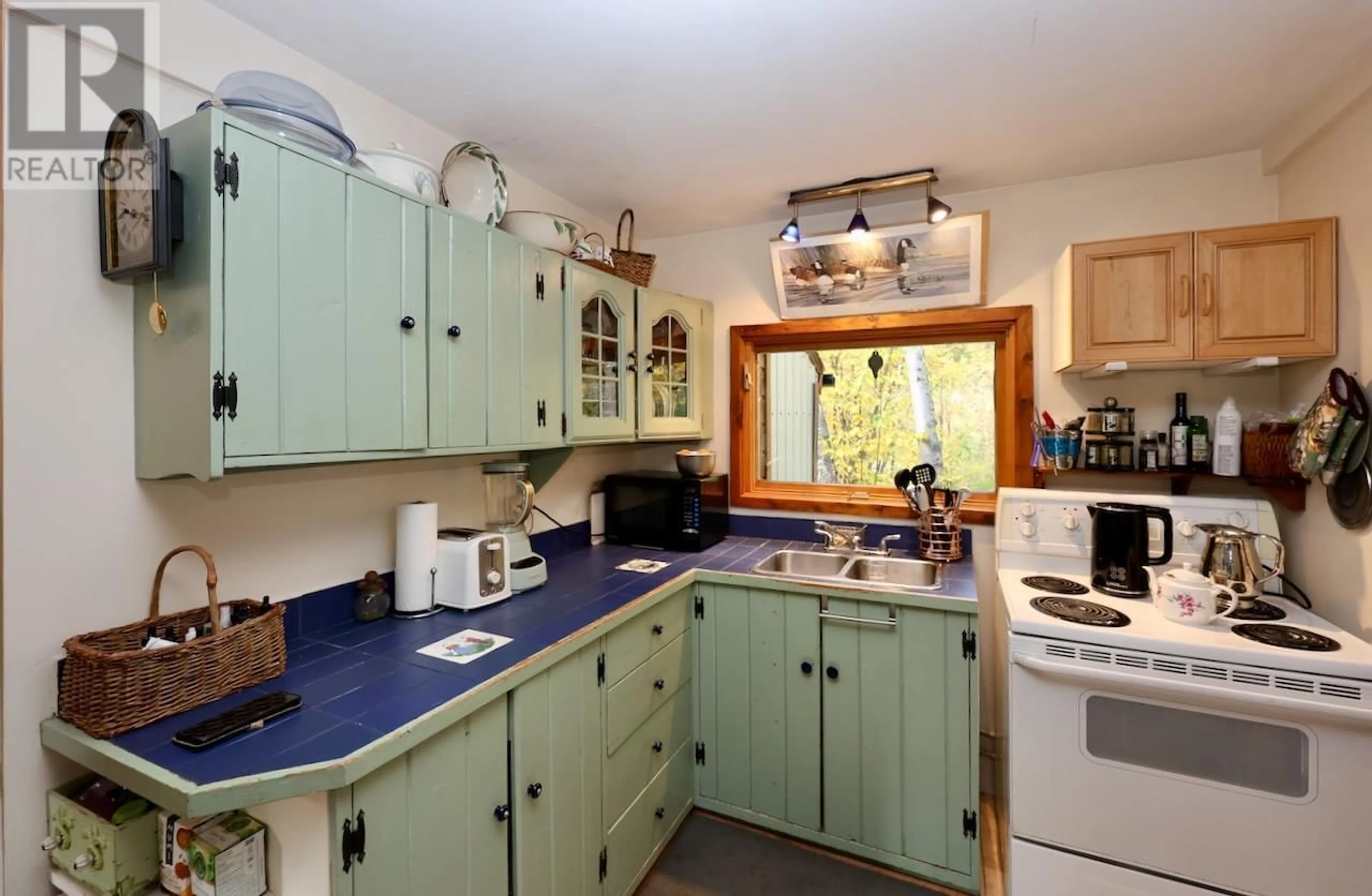 Standard kitchen, ceramic/tile floor for 1599 CAMPBELL ROAD, Golden British Columbia V0A1H0
