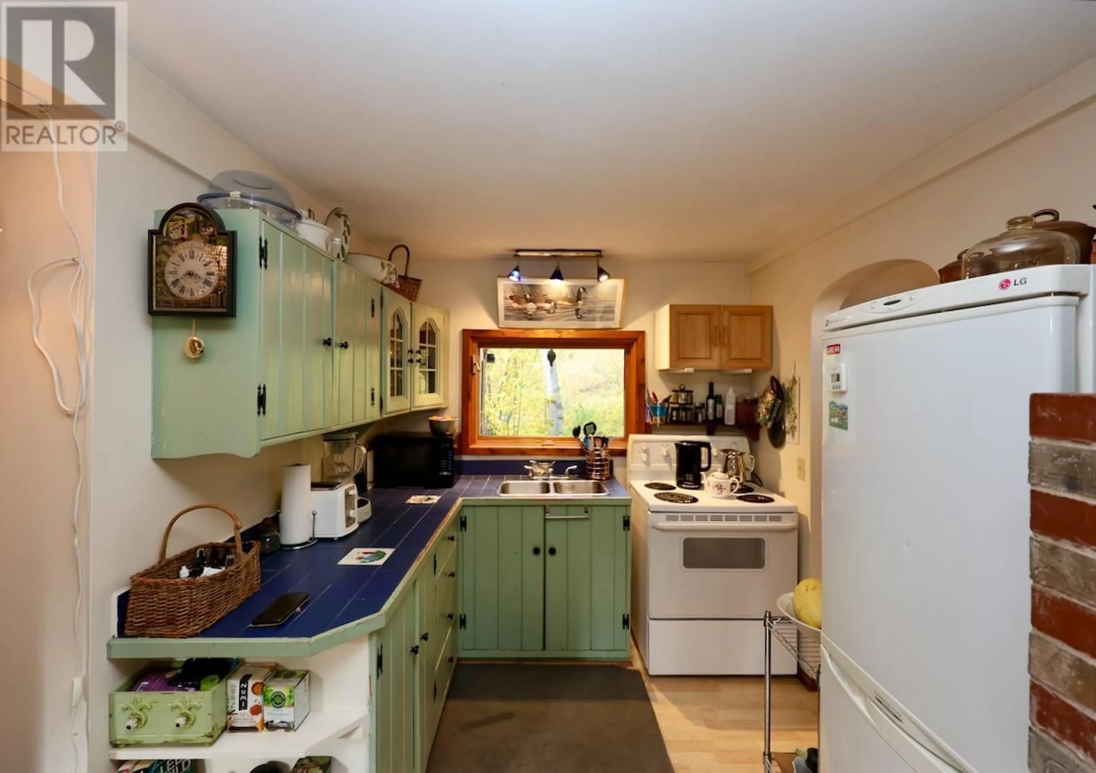Standard kitchen, ceramic/tile floor for 1599 CAMPBELL ROAD, Golden British Columbia V0A1H0