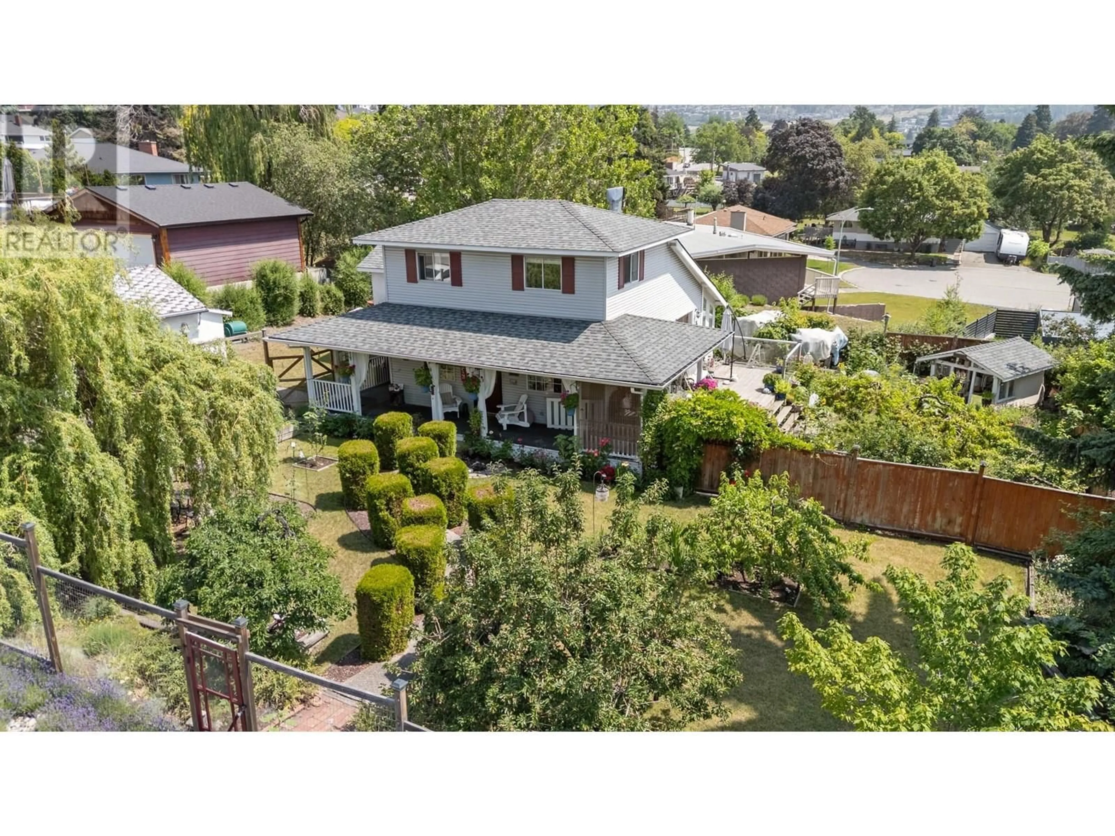 A pic from outside/outdoor area/front of a property/back of a property/a pic from drone, street for 987 GARLAND STREET, Kelowna British Columbia V1Y3M9