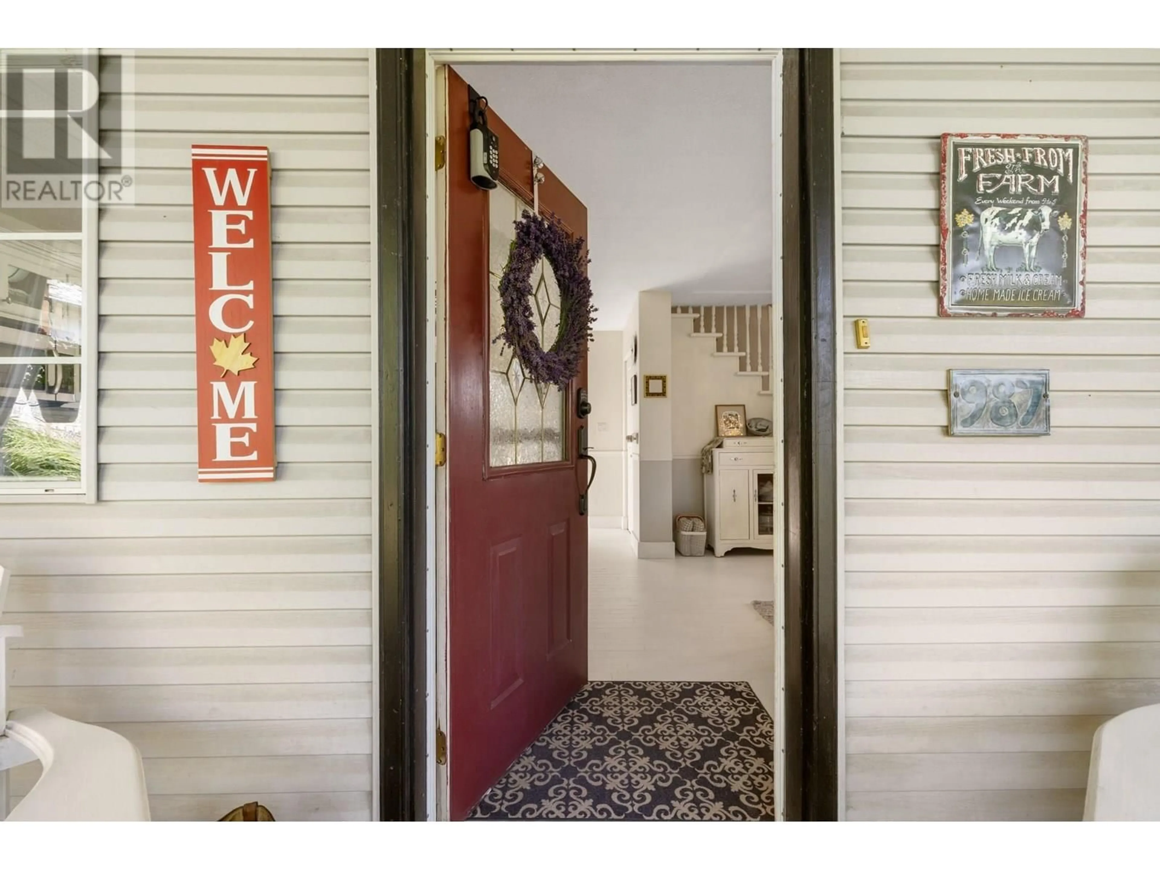 Indoor entryway for 987 GARLAND STREET, Kelowna British Columbia V1Y3M9