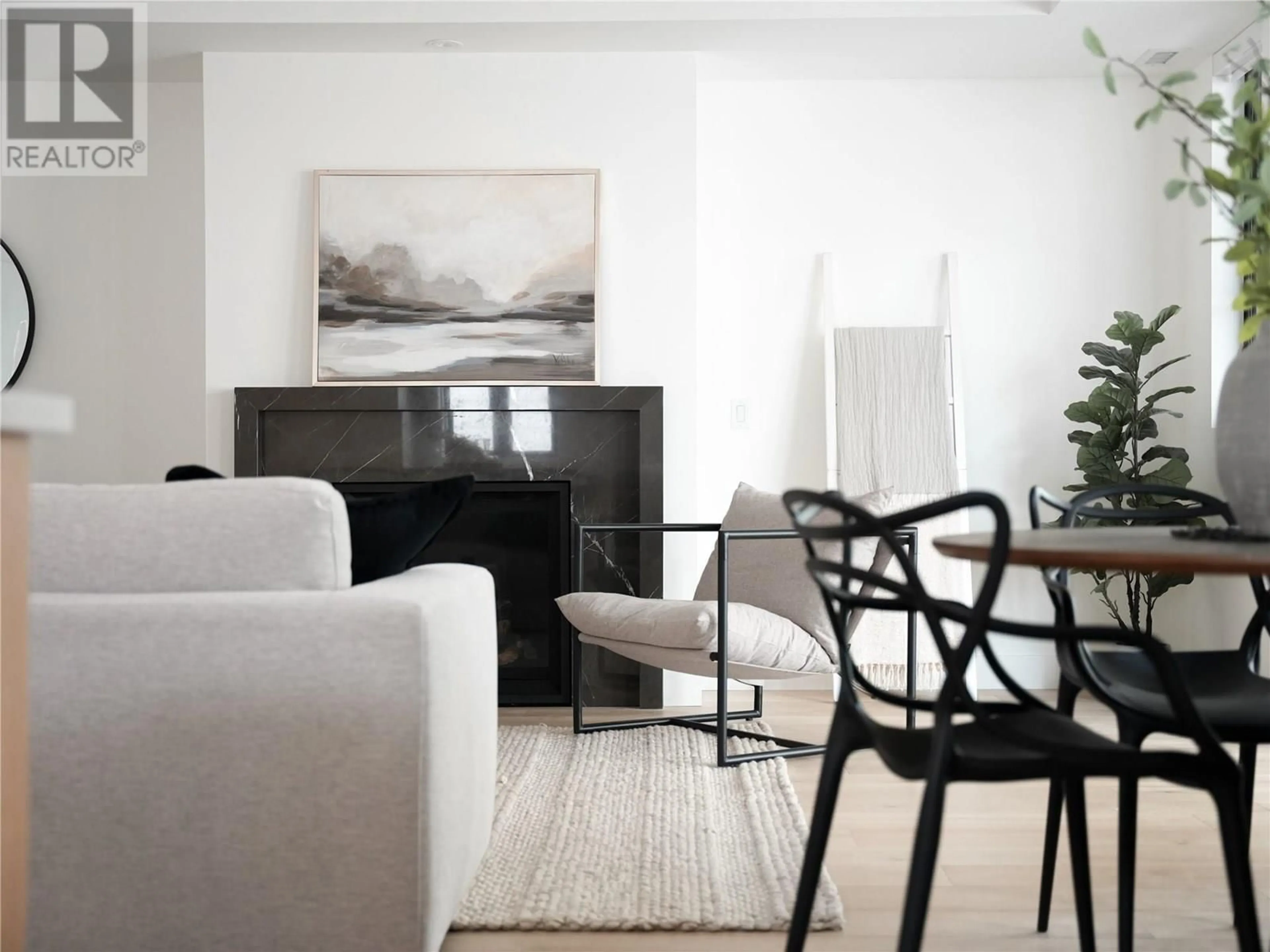Living room with furniture, unknown for 955 MANHATTAN DRIVE, Kelowna British Columbia V1Y1H7