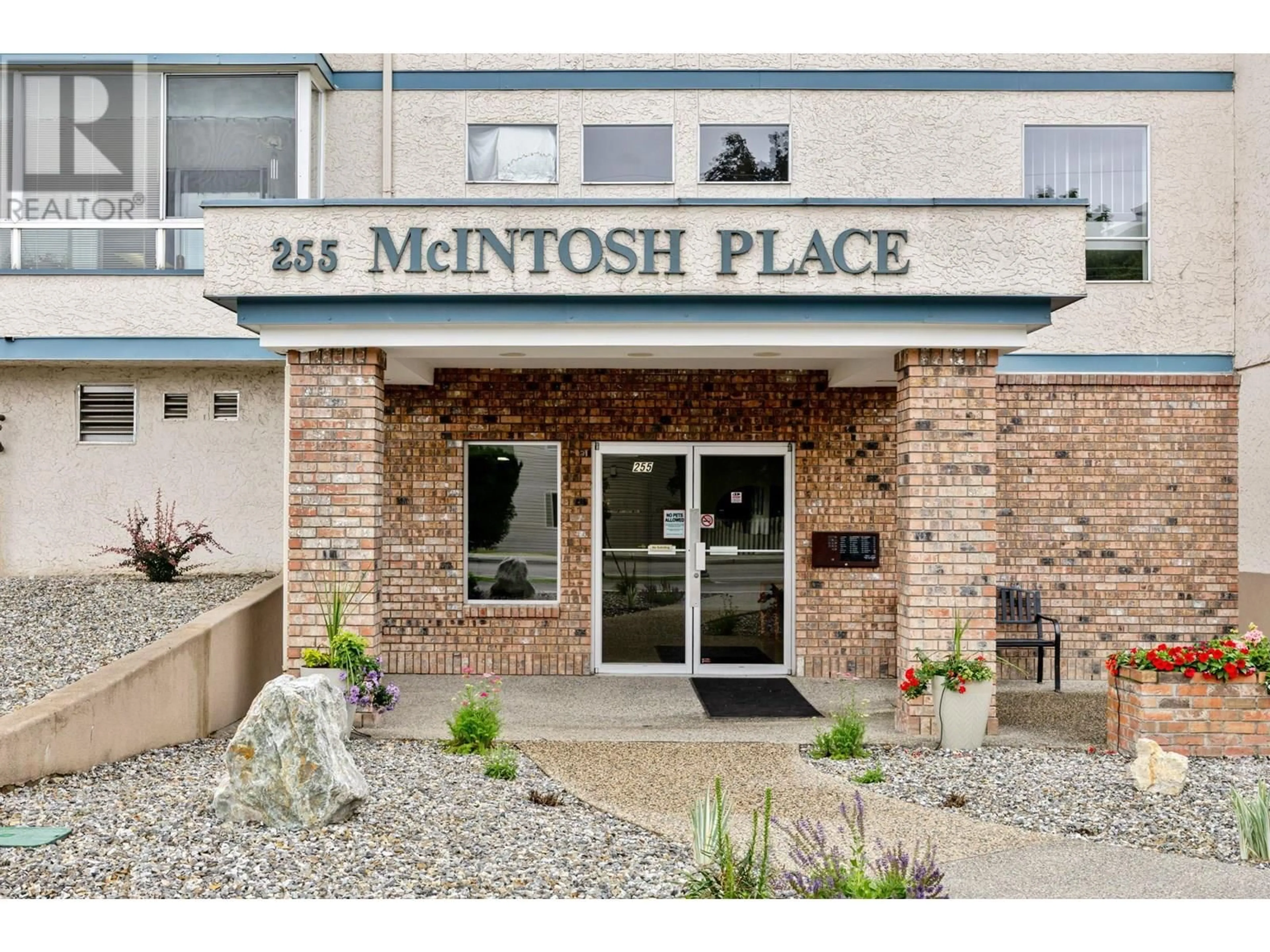 Indoor entryway for 205 - 255 MCINTOSH ROAD, Kelowna British Columbia V1X2C5