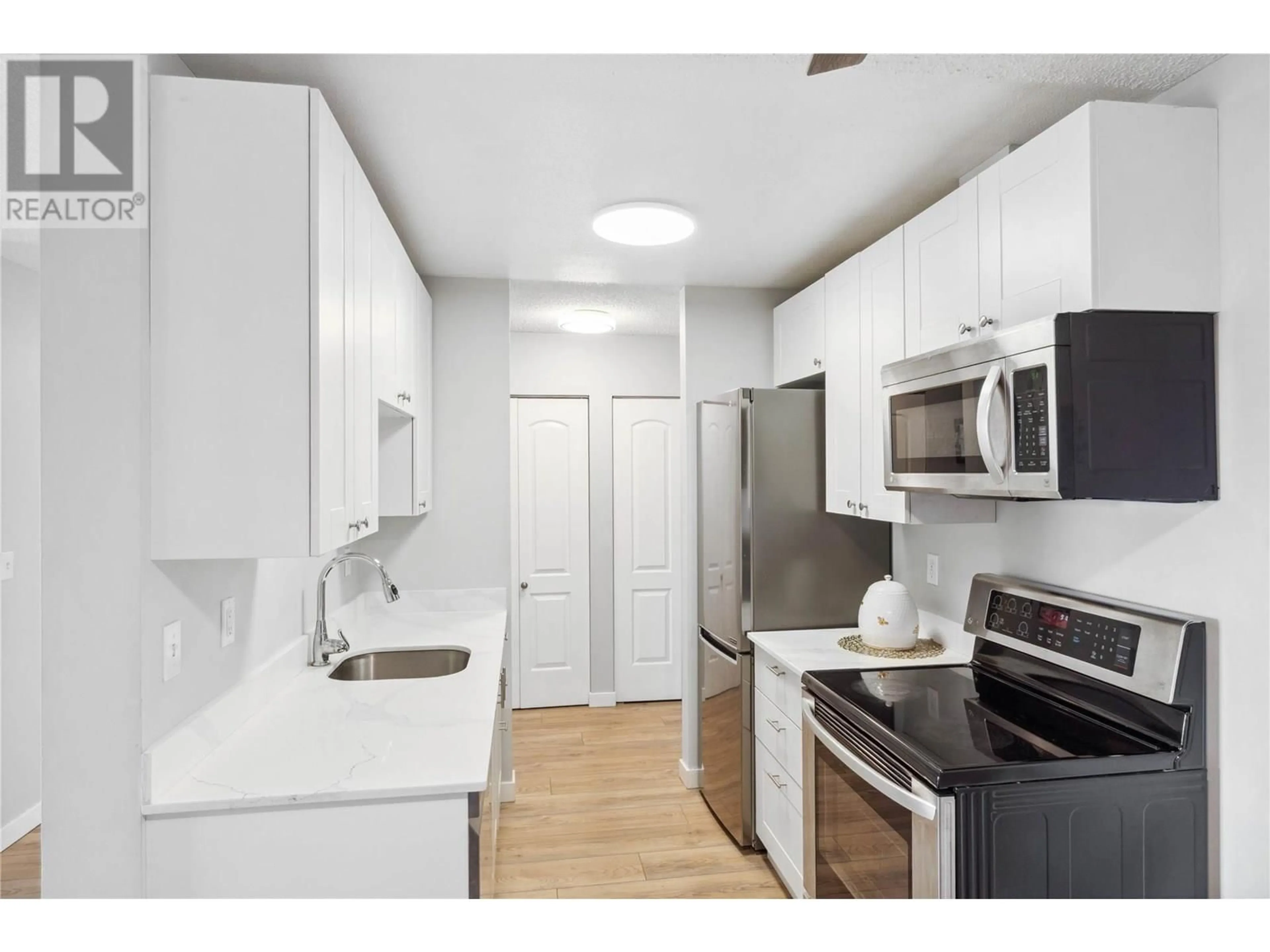 Standard kitchen, unknown for 42 - 1810 SUMMIT DRIVE, Kamloops British Columbia V2E2C7