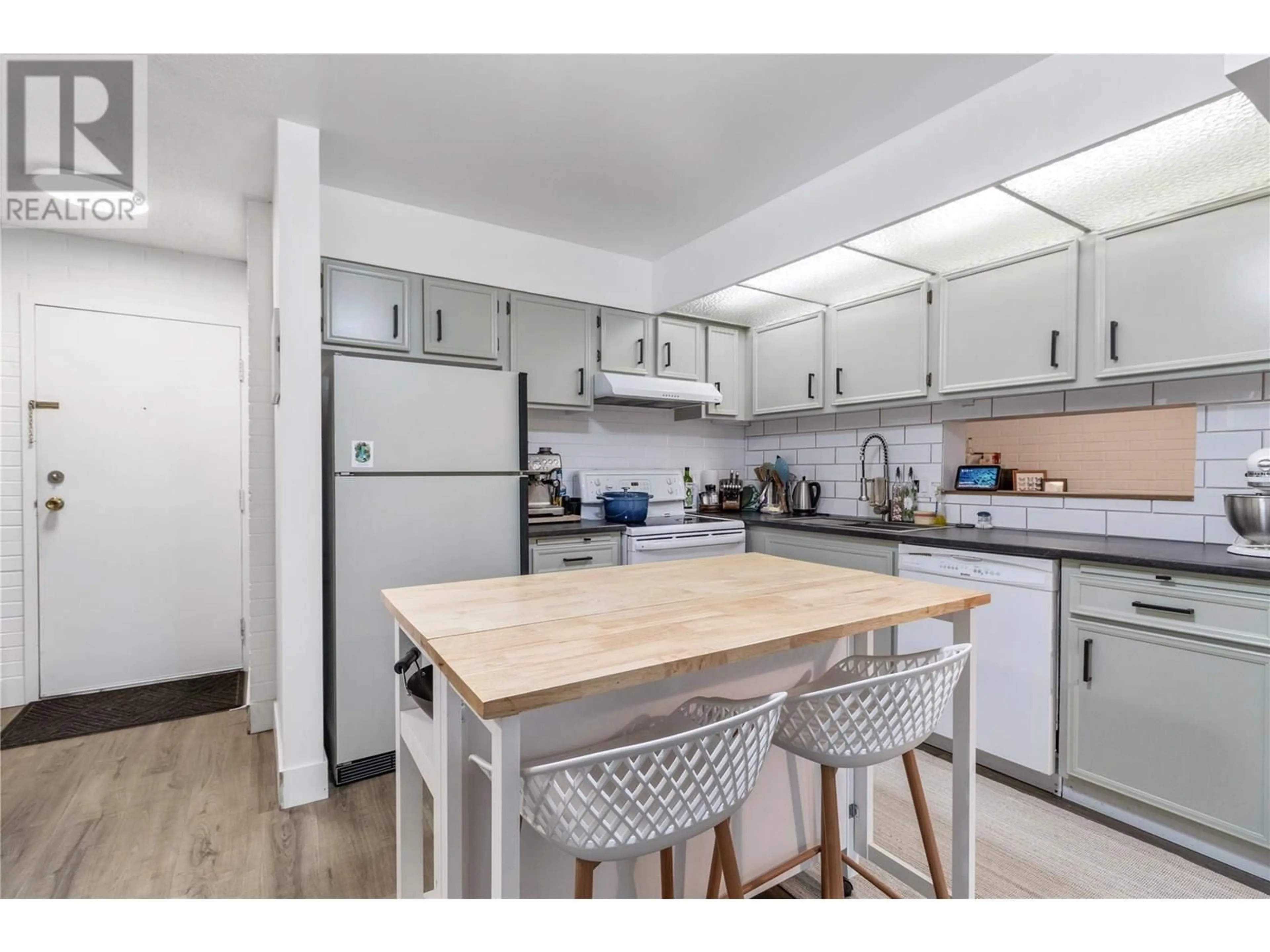 Standard kitchen, unknown for 203 - 1915 PACIFIC COURT, Kelowna British Columbia V1Y8B3