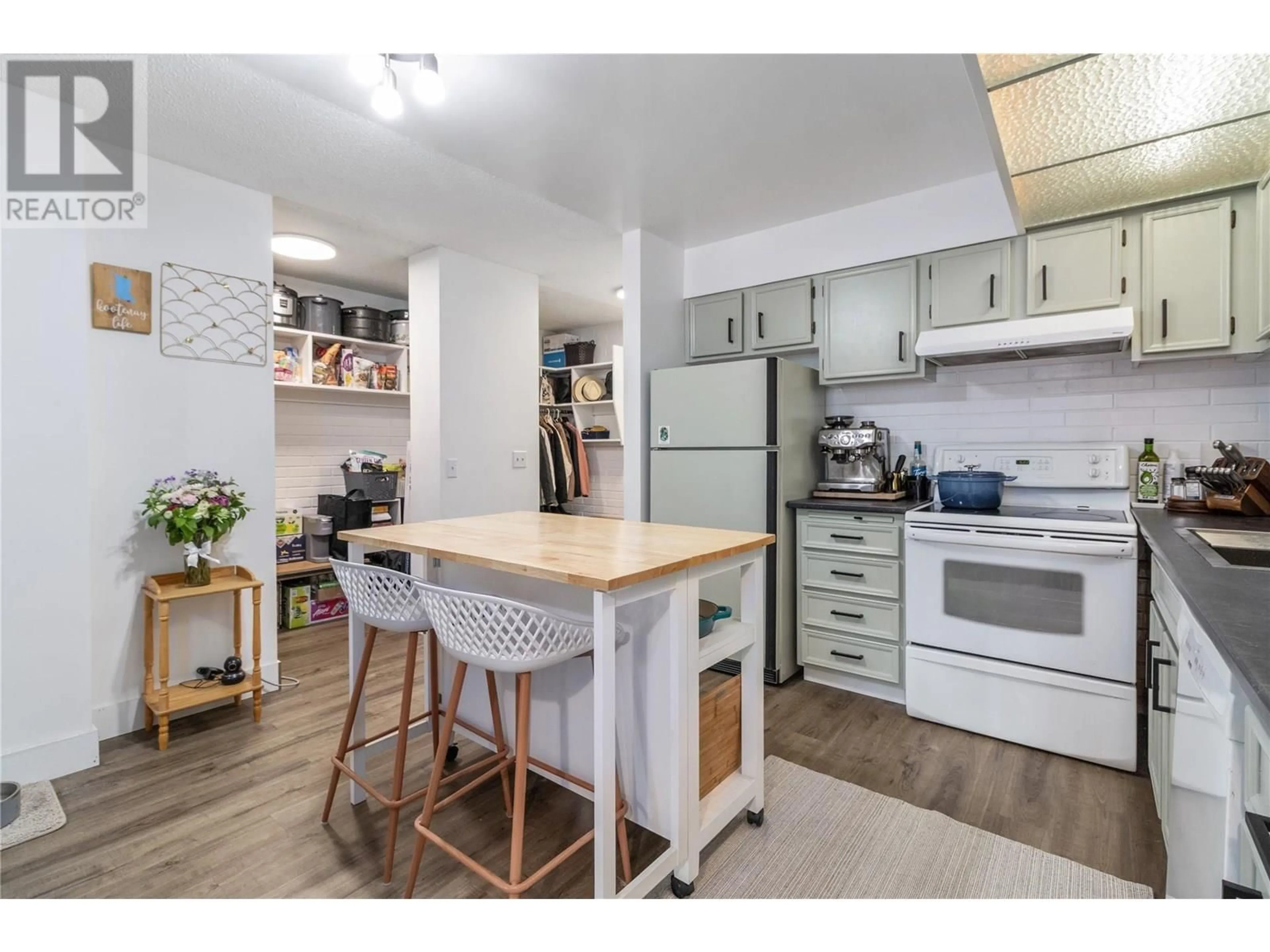 Open concept kitchen, wood/laminate floor for 203 - 1915 PACIFIC COURT, Kelowna British Columbia V1Y8B3