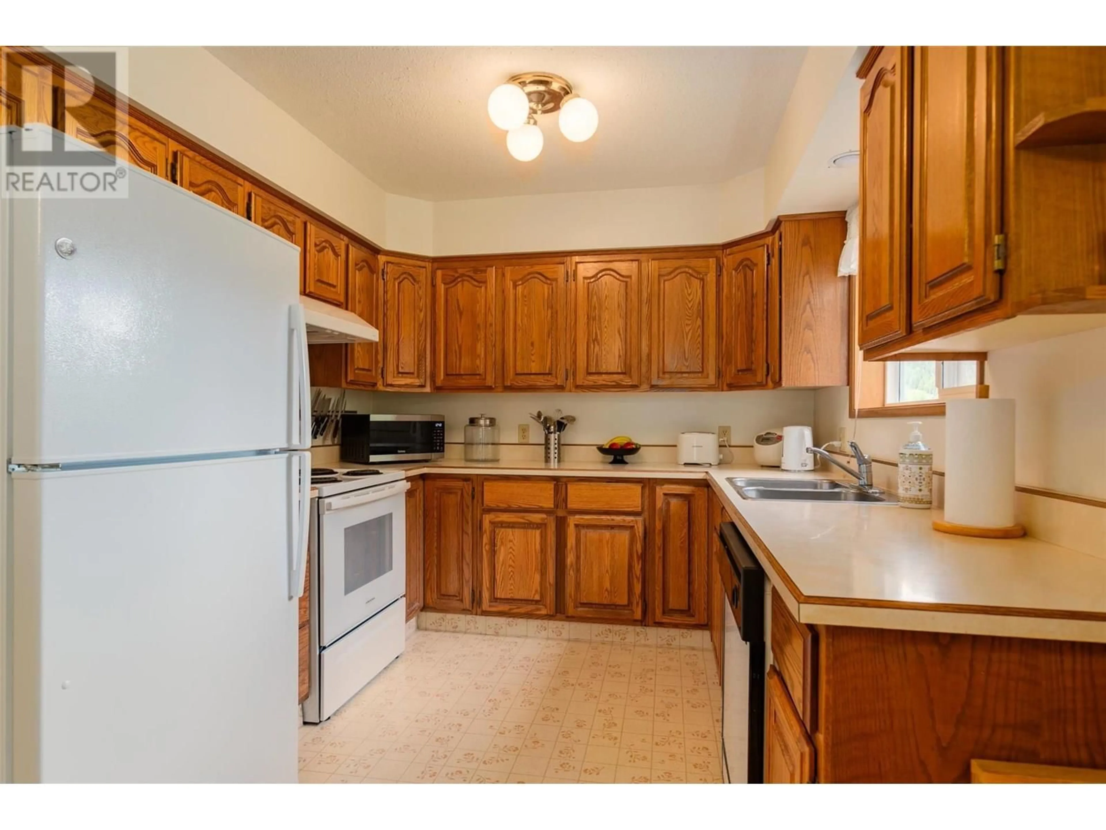 Standard kitchen, unknown for 1764 GREEN ROAD, Fruitvale British Columbia V0G1L0