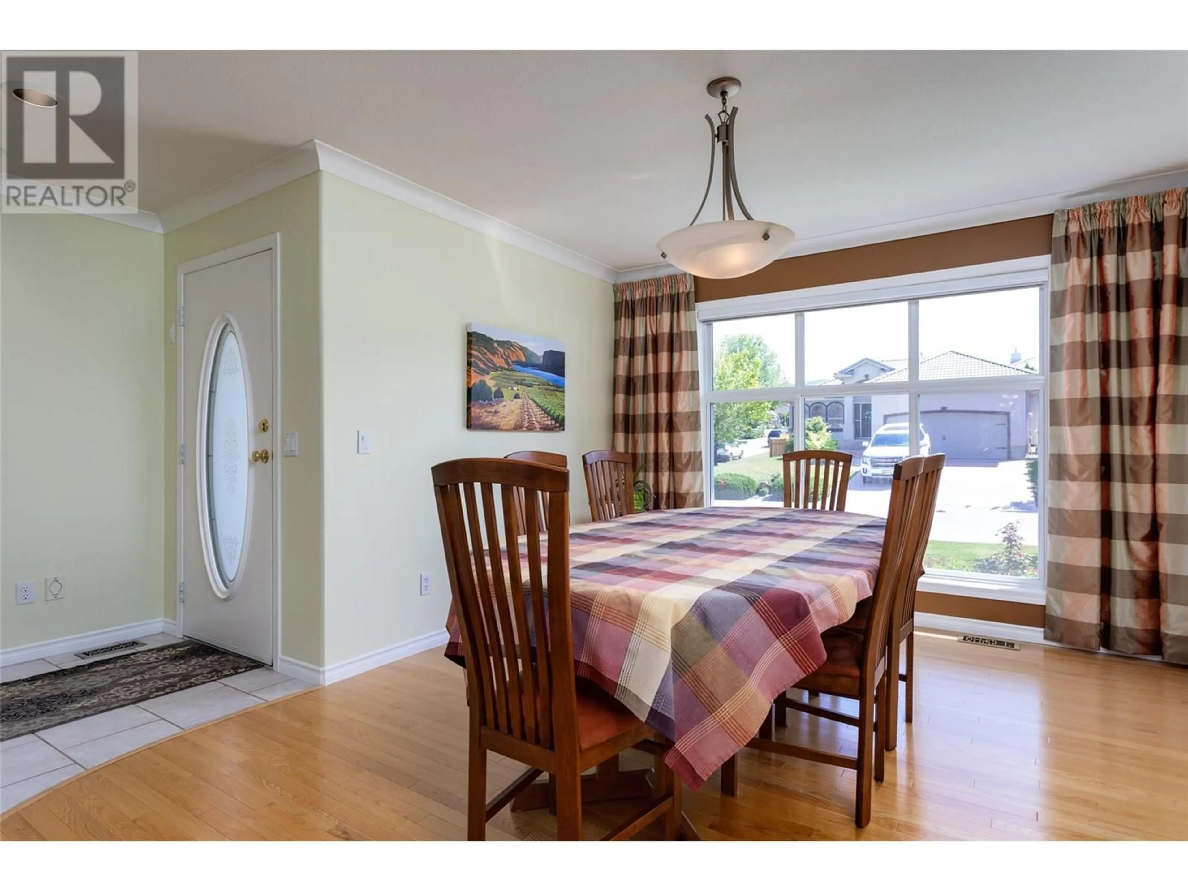 Dining room, wood/laminate floor for 2524 QUAIL LANE, Kelowna British Columbia V1V1Z9