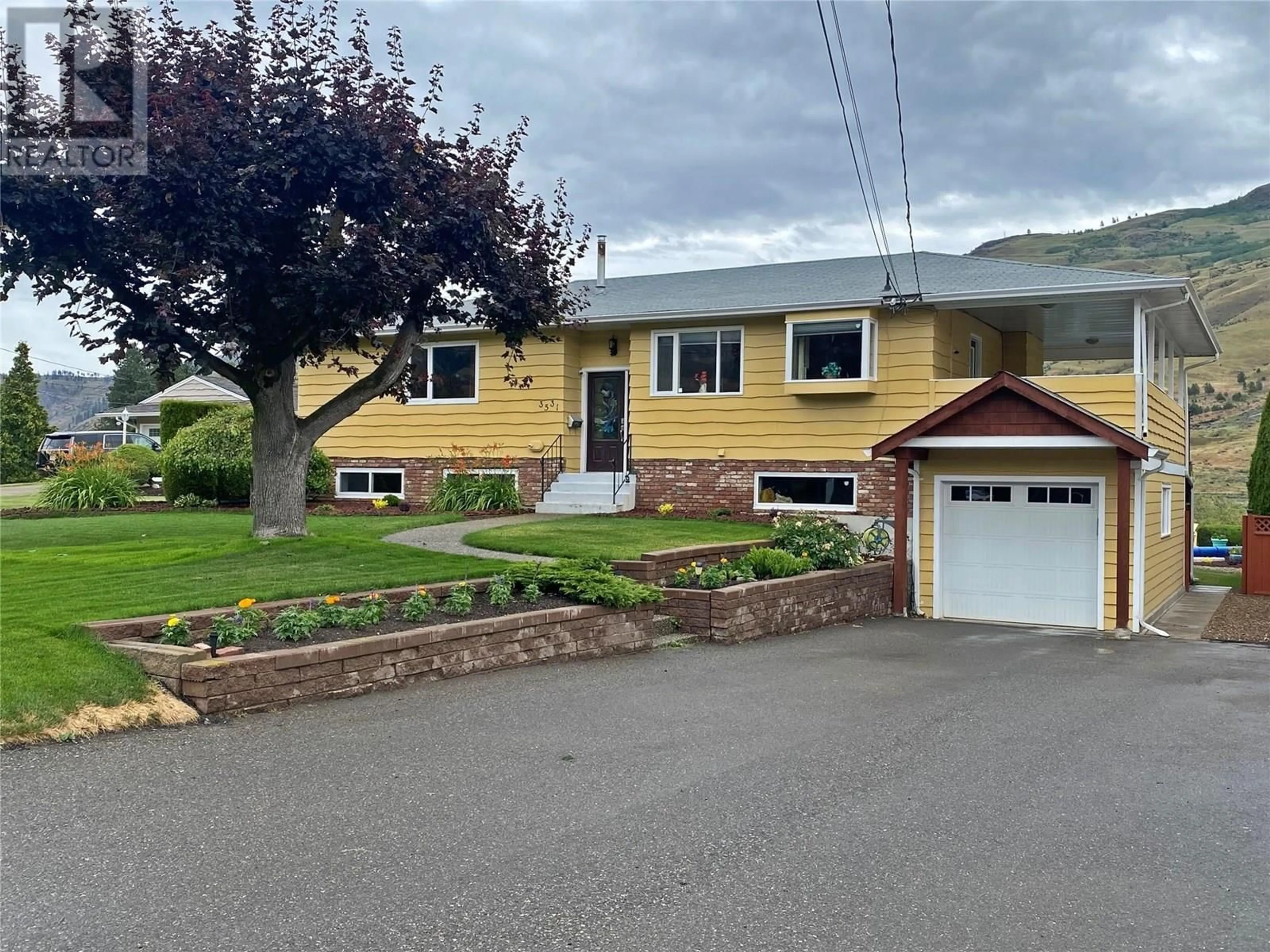 Home with vinyl exterior material, street for 3531 OVERLANDER DRIVE, Kamloops British Columbia V2B6X6