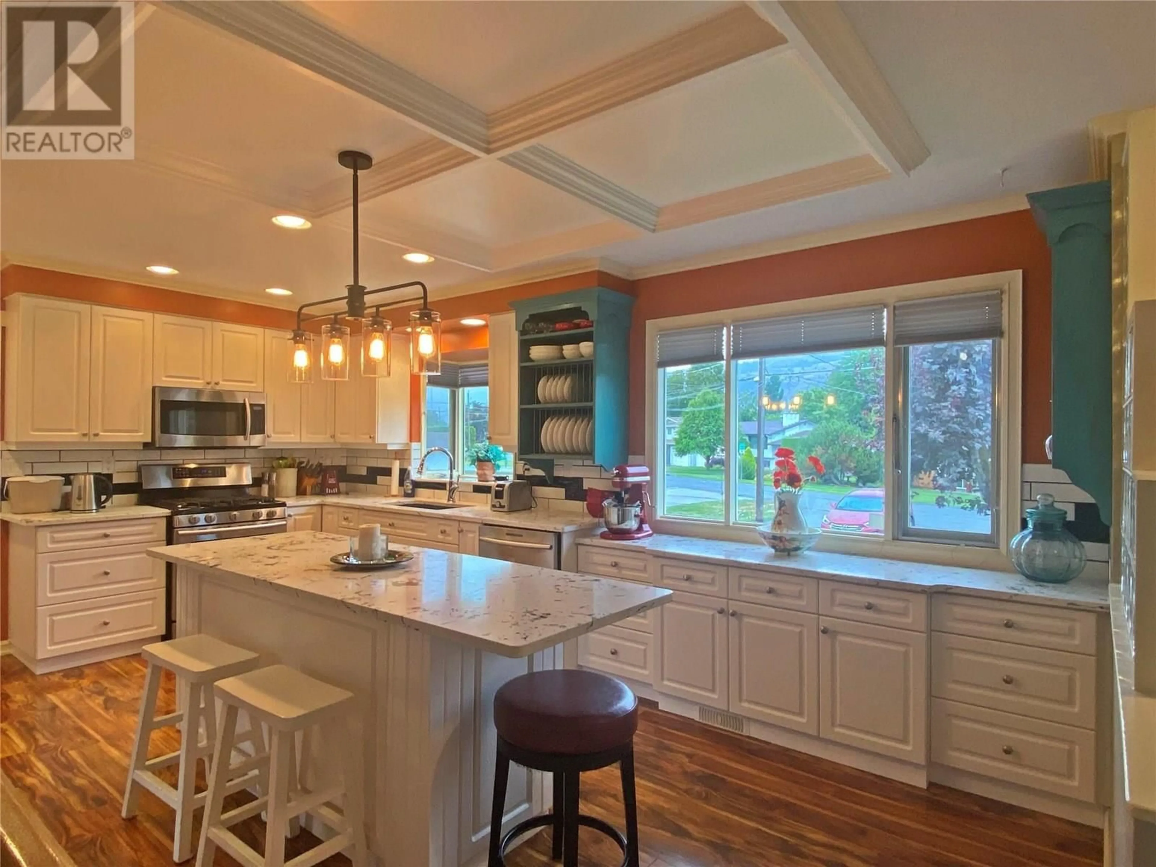Open concept kitchen, ceramic/tile floor for 3531 OVERLANDER DRIVE, Kamloops British Columbia V2B6X6