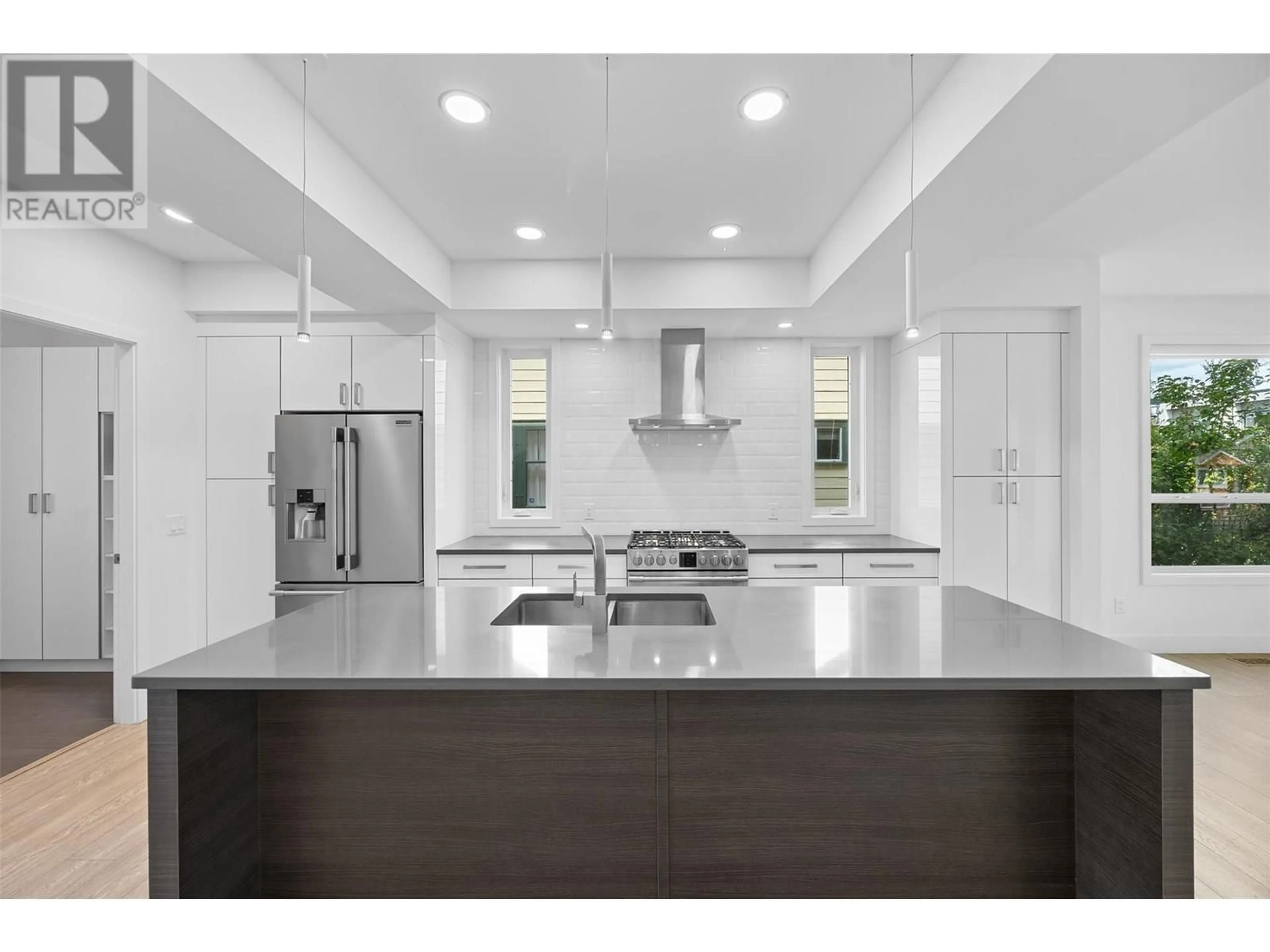 Open concept kitchen, ceramic/tile floor for 1055 WILSON AVENUE, Kelowna British Columbia V1Y6Y4