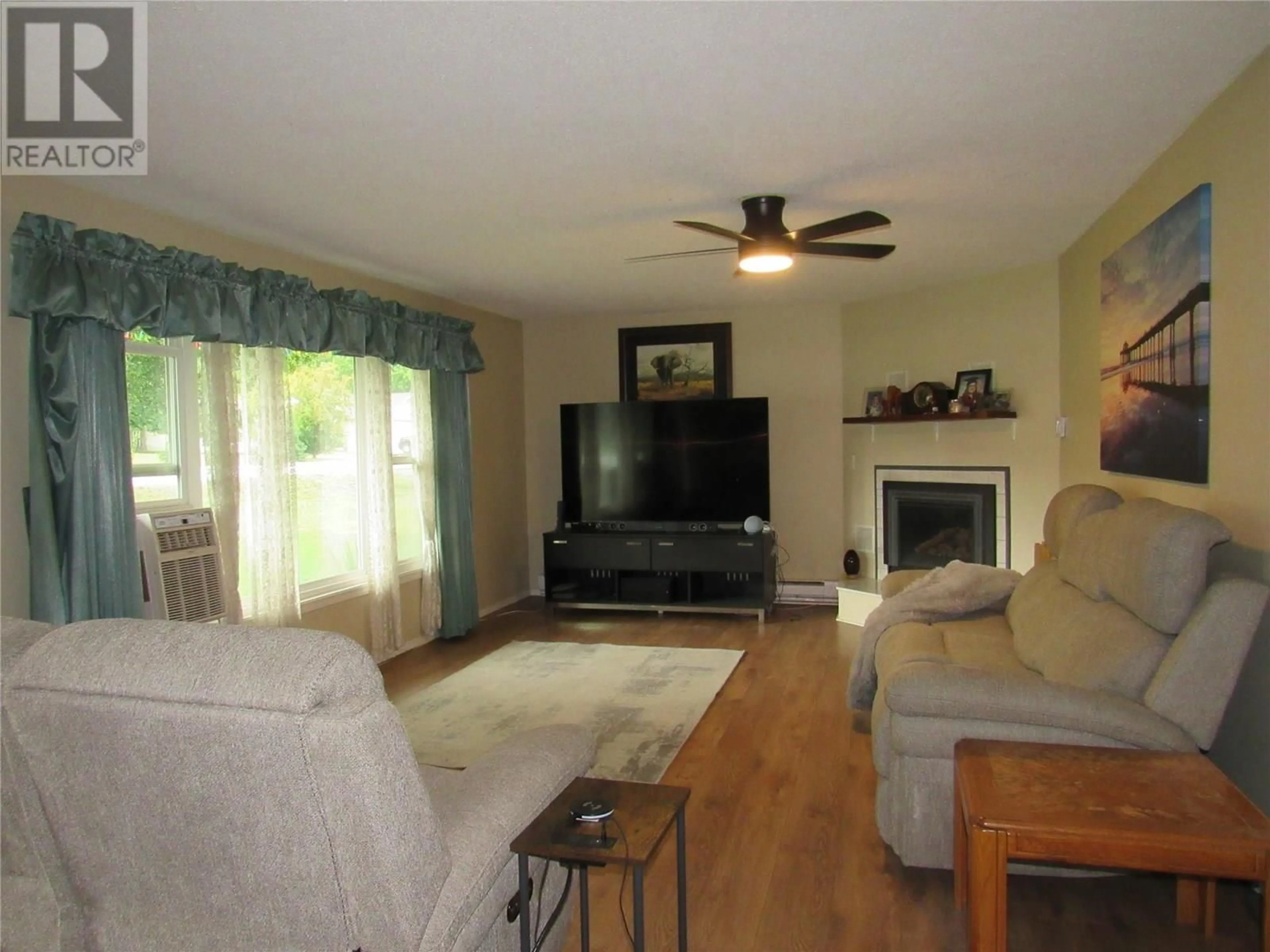 Living room with furniture, wood/laminate floor for 1755 COLUMBIA GARDENS ROAD, Fruitvale British Columbia V0G1L0